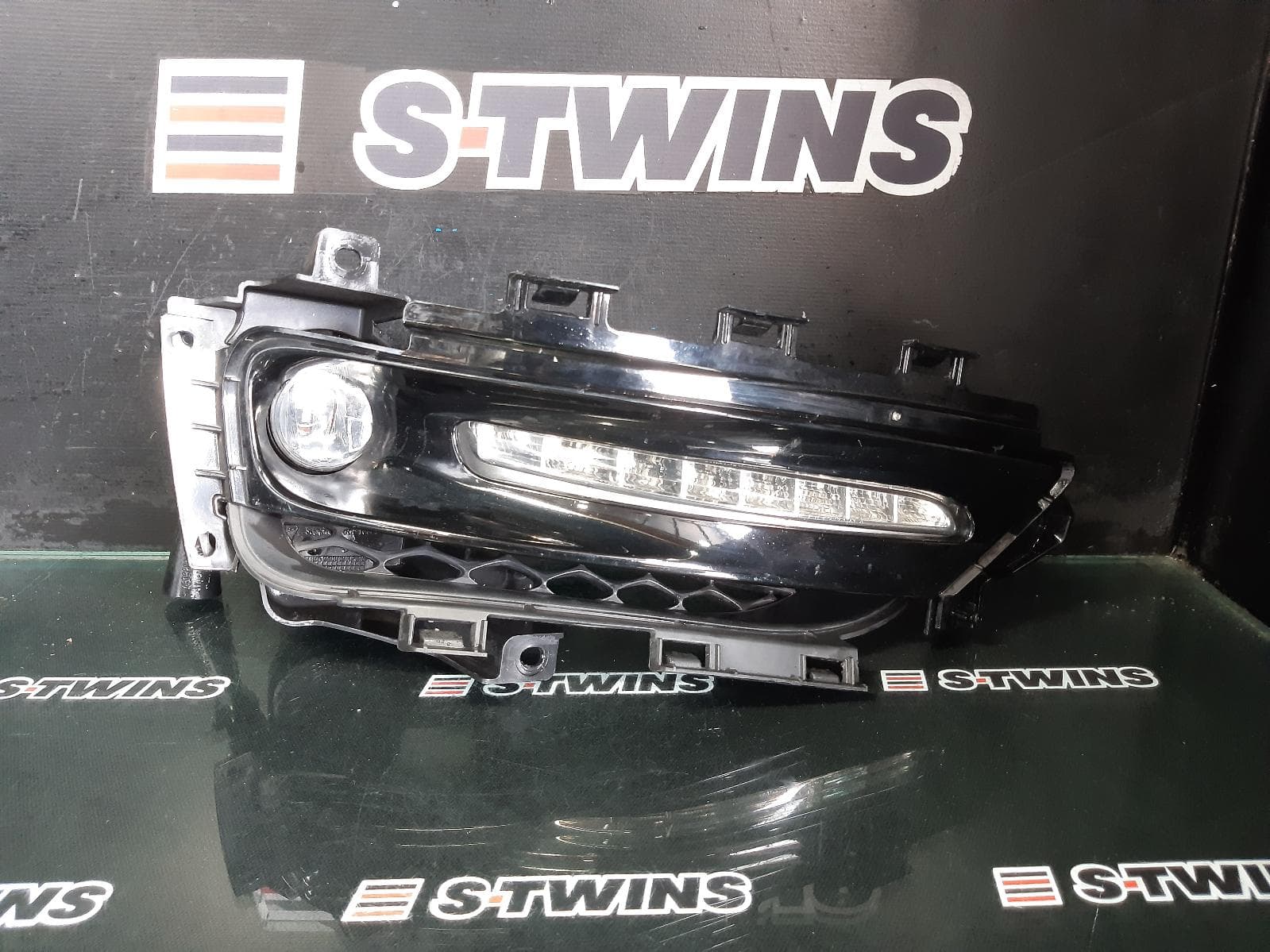 Used auto part listing image: 2021 CHRYSLER 300C RIGHT INDICATOR FOG SIDE DAYTIME RUNNING LAMP, LX2, 01/15-12/21 0000264513