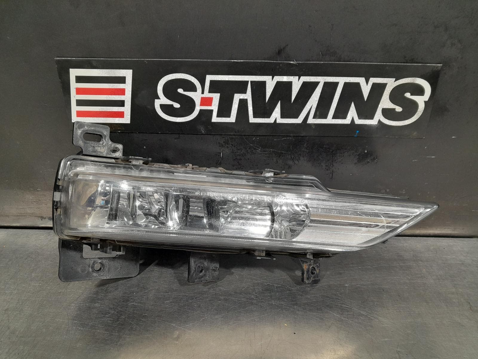 Used auto part listing image: 2016 INFINITI Q30 RIGHT INDICATOR FOG SIDE H15, 04/16-12/19 0000301225