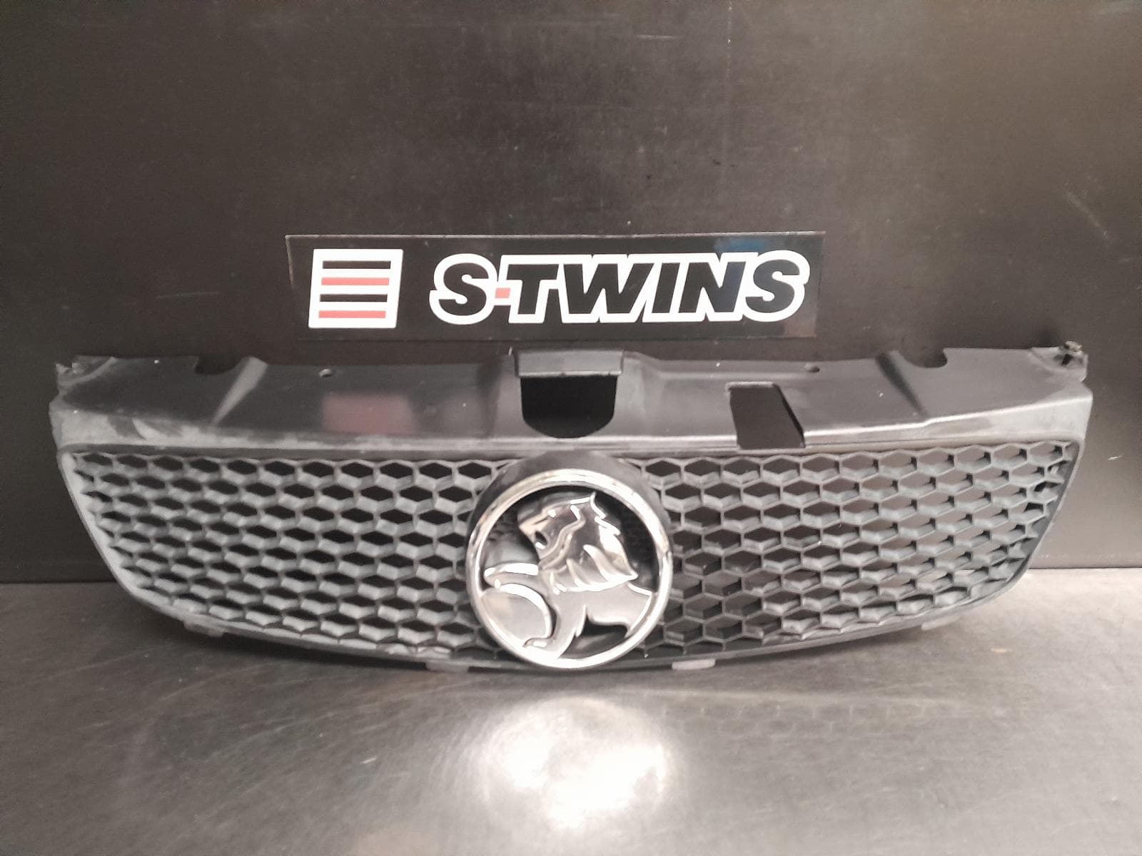 Used auto part listing image: 2008 HOLDEN COMMODORE GRILLE RADIATOR GRILLE, VE, UTE/SEDAN/WAGON, OMEGA, BLACK, 08/06-08/10 0000266592