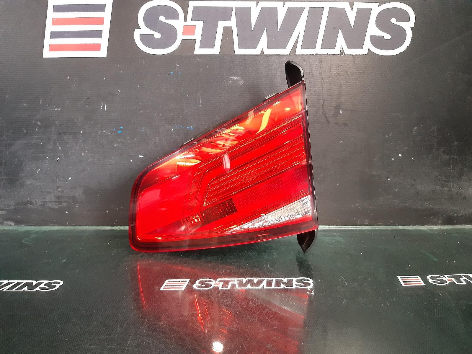 Used auto part listing image: 2016 VOLKSWAGEN PASSAT REAR GARNISH B8/MK7, SEDAN, BOOTLID LAMP (RH SIDE), STANDARD TYPE, 06/15-10/19 0000270097