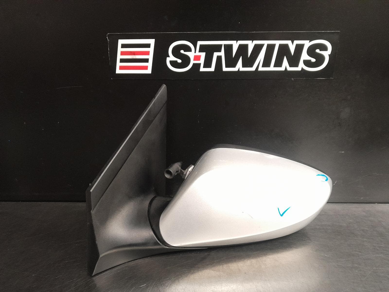 Used auto part listing image: 2014 HYUNDAI I30 LEFT DOOR MIRROR GD, WAGON (CZECH VIN TMAD), POWER FOLDING, NON INDICATOR, W/ PUDDLE LAMP TYPE, 02/13-12/16 0000279640
