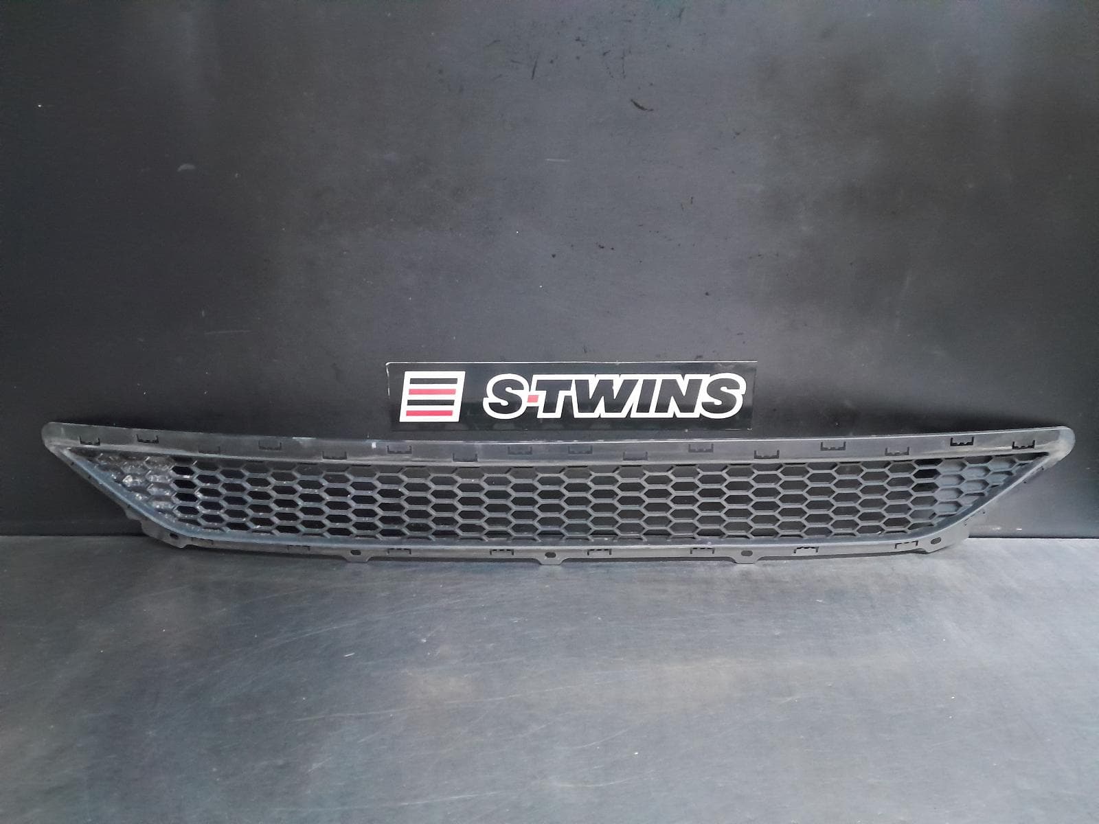 Used auto part listing image: 2017 HYUNDAI TUCSON GRILLE BUMPER GRILLE (CENTRE), TL, ACTIVE X, 07/15-06/18 0000274653