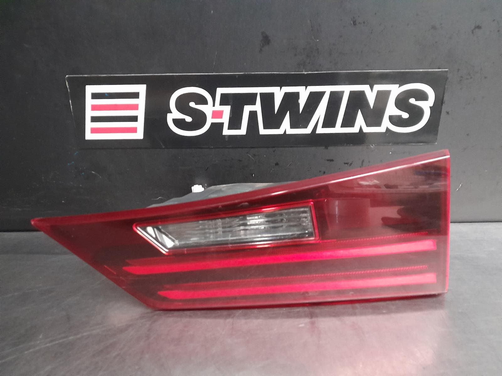 Used auto part listing image: 2017 LEXUS IS SERIES REAR GARNISH BOOTLID LAMP (RH SIDE), XE30, 10/16-08/20 0000273244