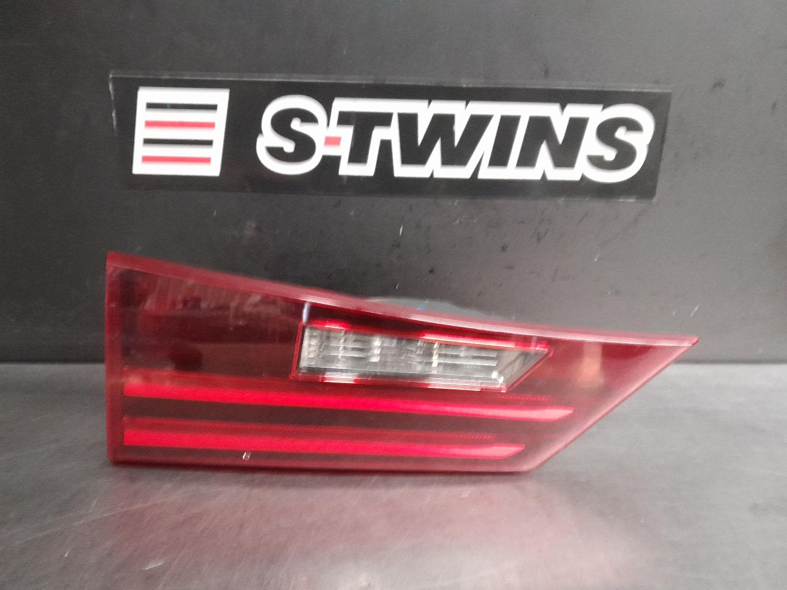 Used auto part listing image: 2017 LEXUS IS SERIES REAR GARNISH BOOTLID LAMP (LH SIDE), XE30, 10/16-08/20 0000273245