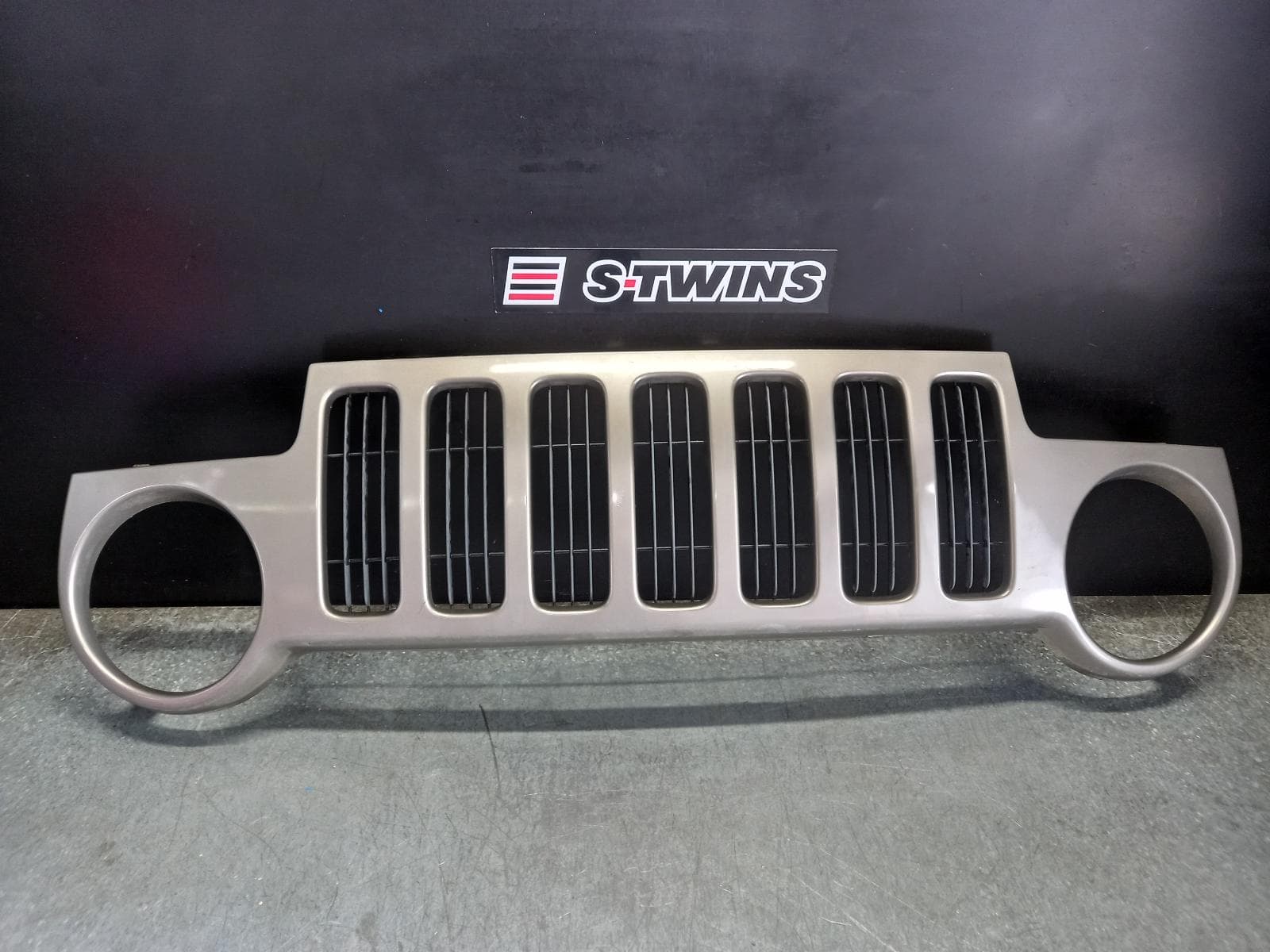 Used auto part listing image: 2003 JEEP CHEROKEE GRILLE KJ, RENEGADE, 09/01-10/04 0000293068