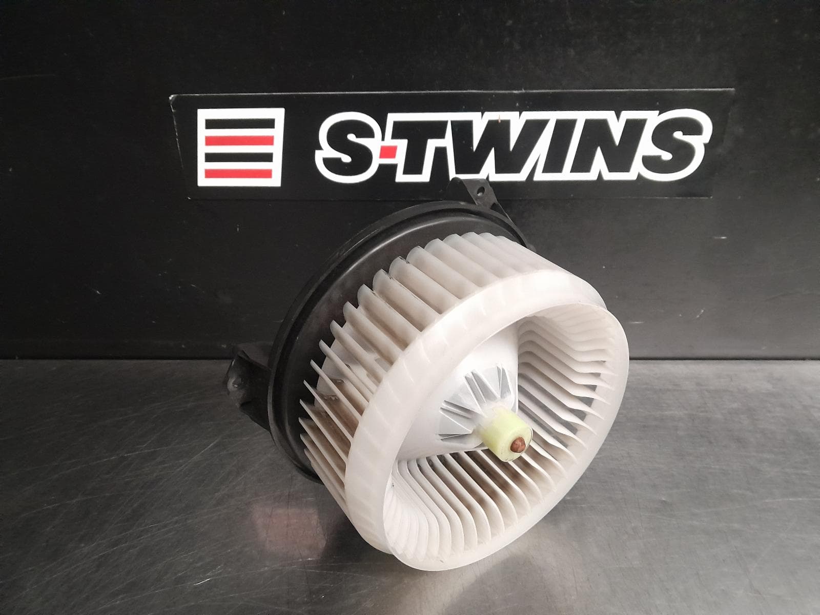Used auto part listing image: 2012 TOYOTA KLUGER HEATER FAN MOTOR GSU40-GSU45, FRONT, 05/07-02/14 0000284102