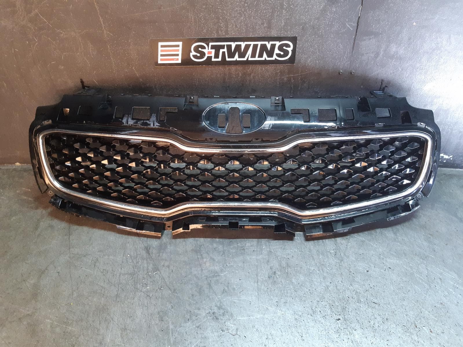 Used auto part listing image: 2017 KIA SPORTAGE GRILLE RADIATOR GRILLE, QL, Si, BLACK MESH, W/O ACTIVE CRUISE CONTROL TYPE, 10/15-04/18 0000280315