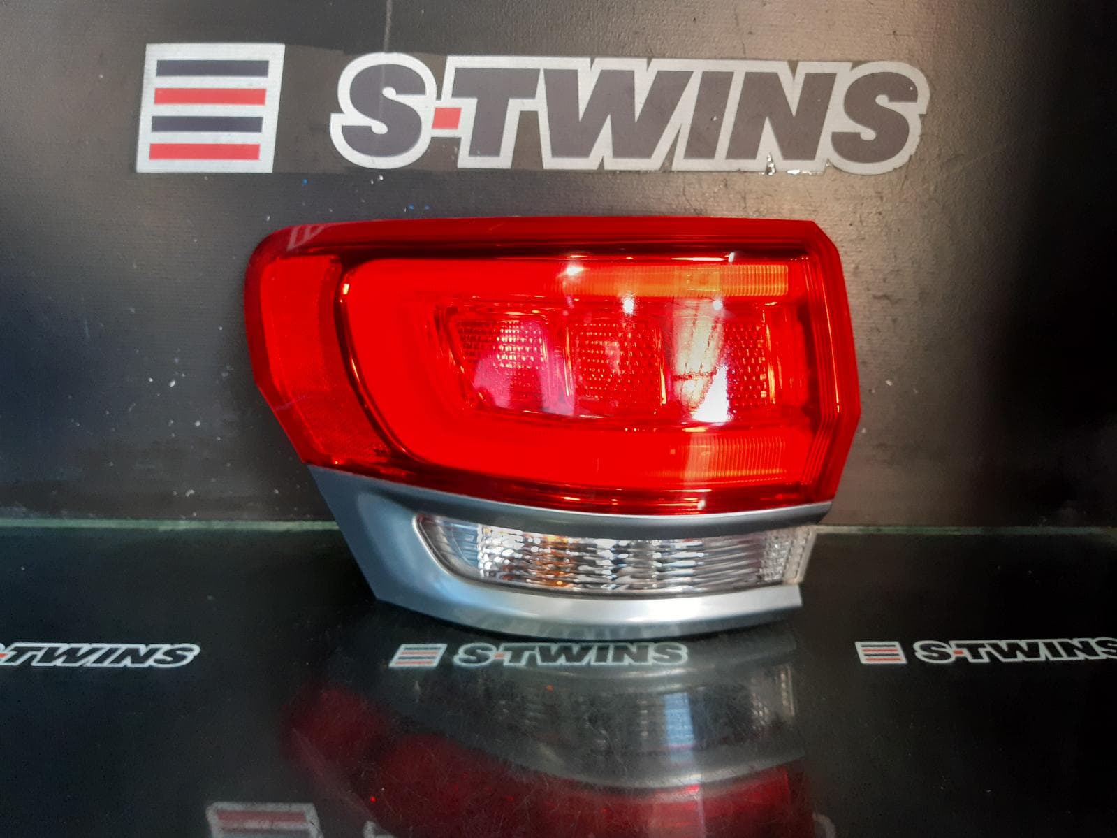 Used auto part listing image: 2015 JEEP GRANDCHEROKEE LEFT TAILLIGHT WK, SILVER BEZEL, 04/15-02/19 0000283027