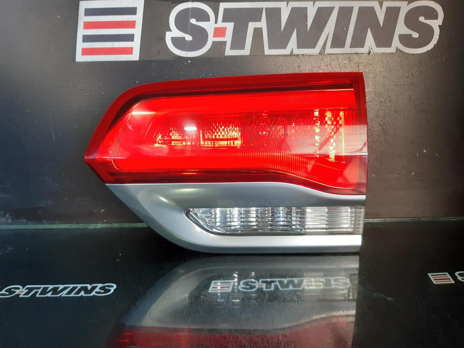 Used auto part listing image: 2015 JEEP GRANDCHEROKEE REAR GARNISH TAILGATE LAMP (RH SIDE), WK, SILVER BEZEL, 04/13-02/22 0000283030