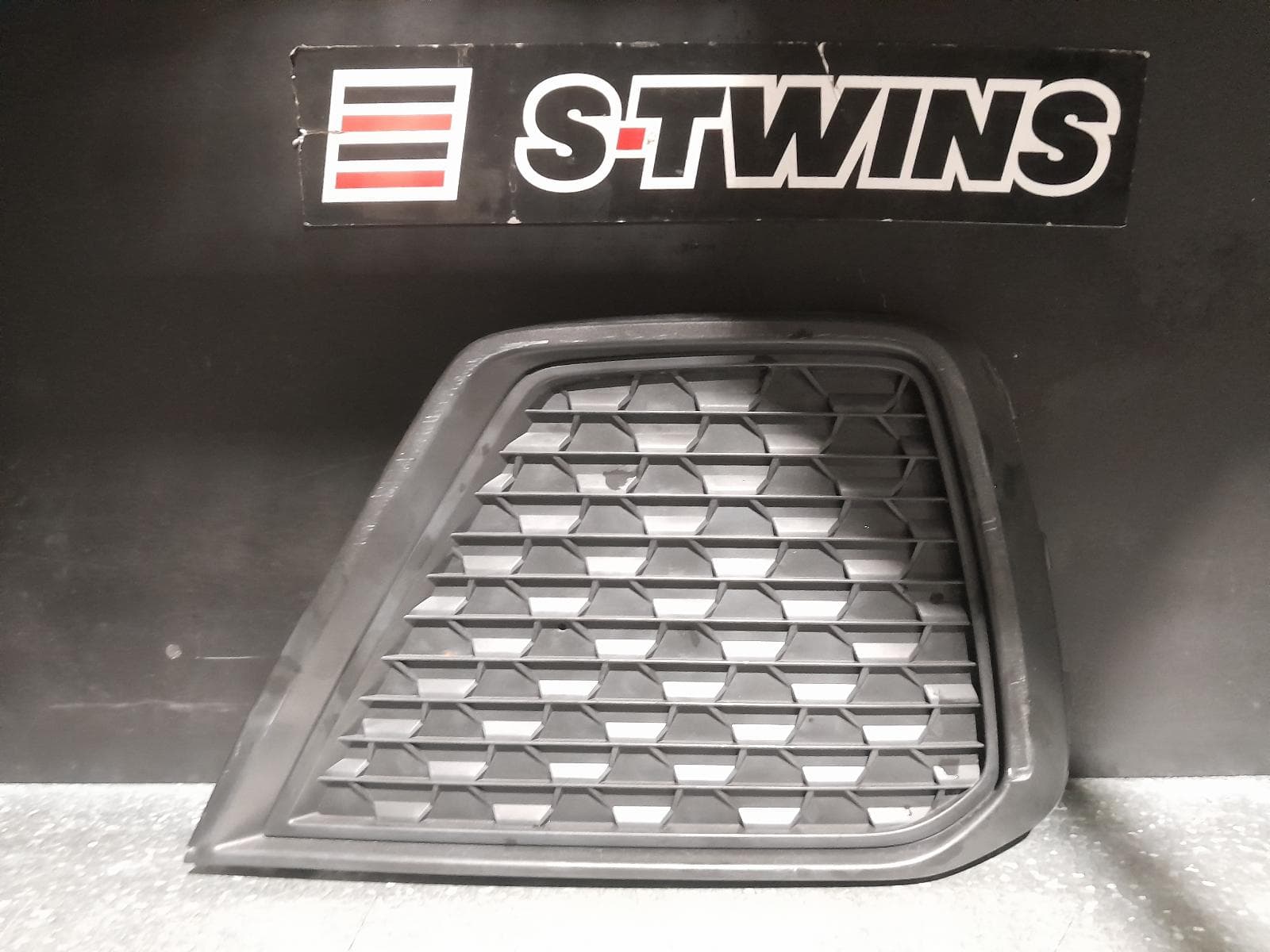 Used auto part listing image: 2020 AUDI A1 GRILLE BUMPER GRILLE (LH SIDE), NON S LINE TYPE, GB, 01/19- 0000335351