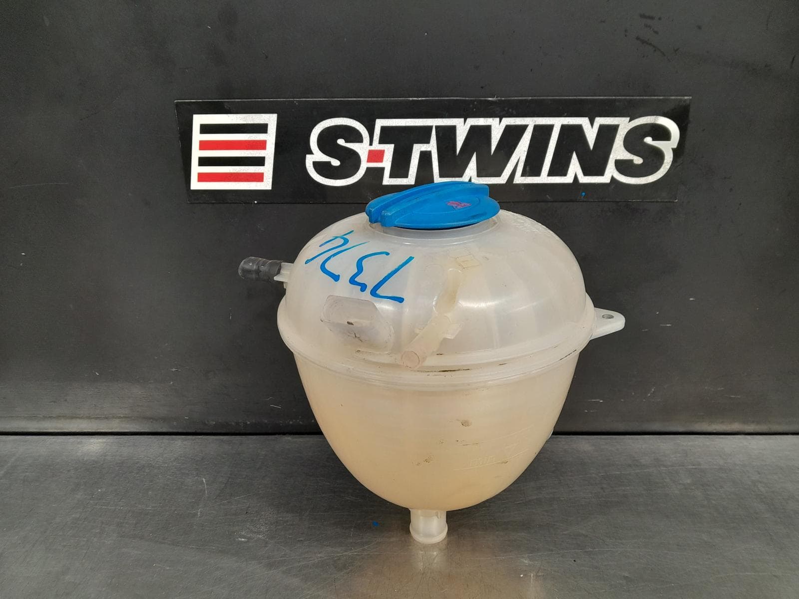 Used auto part listing image: 2018 HOLDEN TRAX WASHER BOTTLE TJ SERIES, 08/13-12/20 0000302359