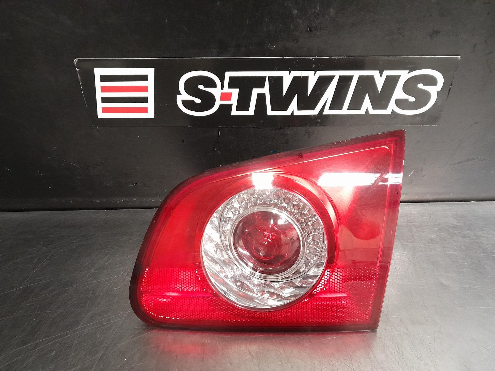 Used auto part listing image: 2007 VOLKSWAGEN PASSAT REAR GARNISH TAILGATE LAMP (RH SIDE), 3C/MK6 B6, WAGON, NON TINTED TYPE, 03/06-09/10 0000287353