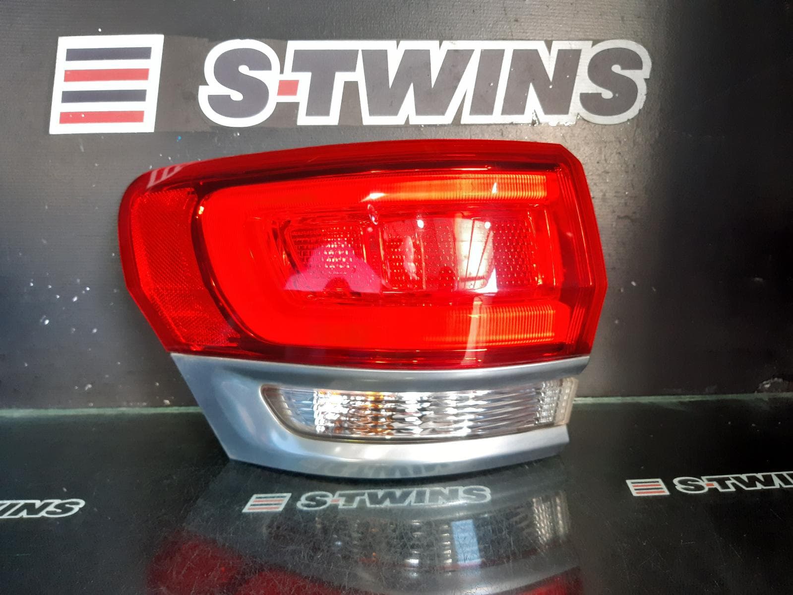 Used auto part listing image: 2015 JEEP GRANDCHEROKEE LEFT TAILLIGHT WK, SILVER BEZEL, 04/15-02/19 0000291292