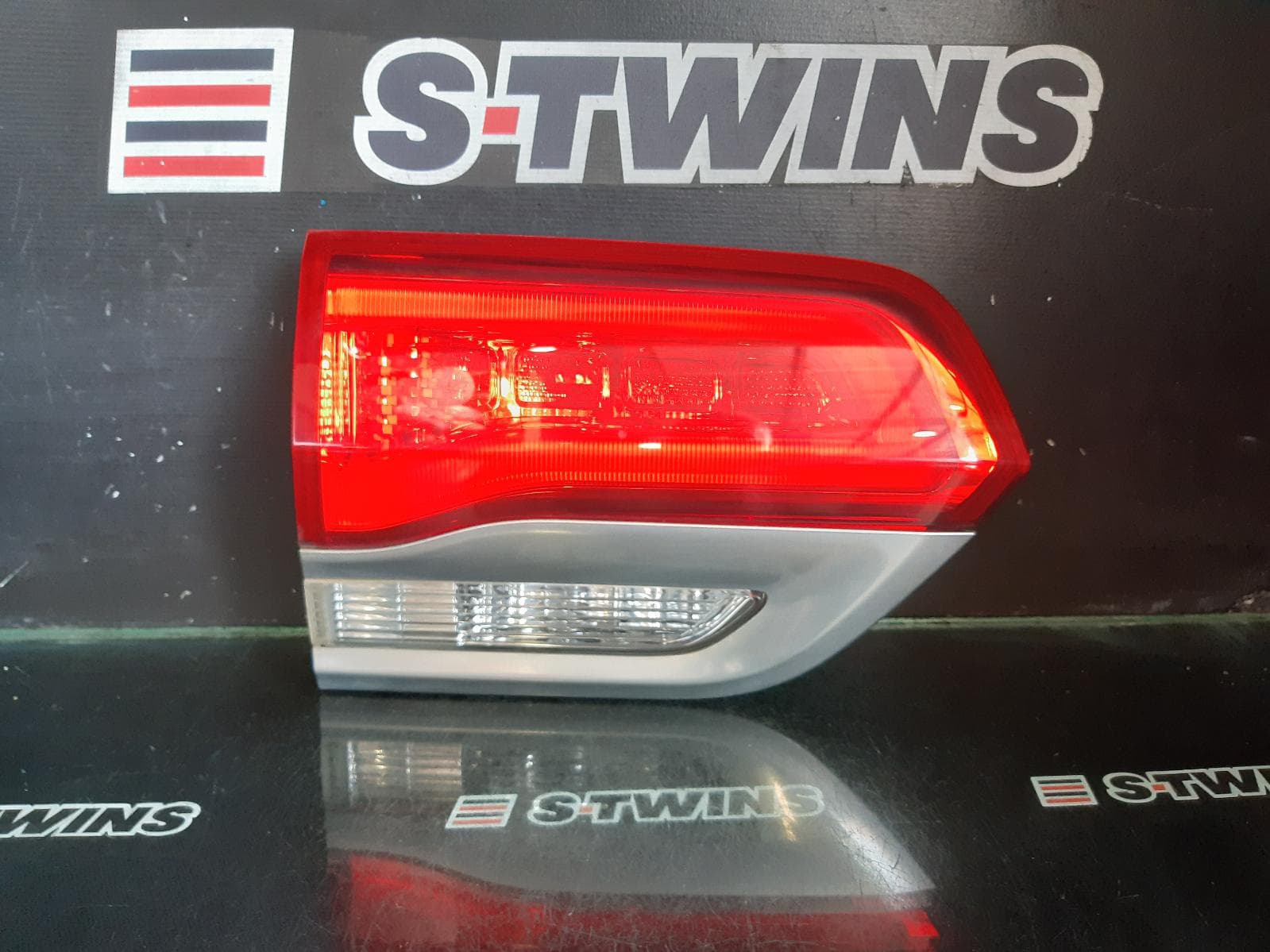 Used auto part listing image: 2015 JEEP GRANDCHEROKEE REAR GARNISH TAILGATE LAMP (LH SIDE), WK, SILVER BEZEL, 04/13-02/22 0000291284