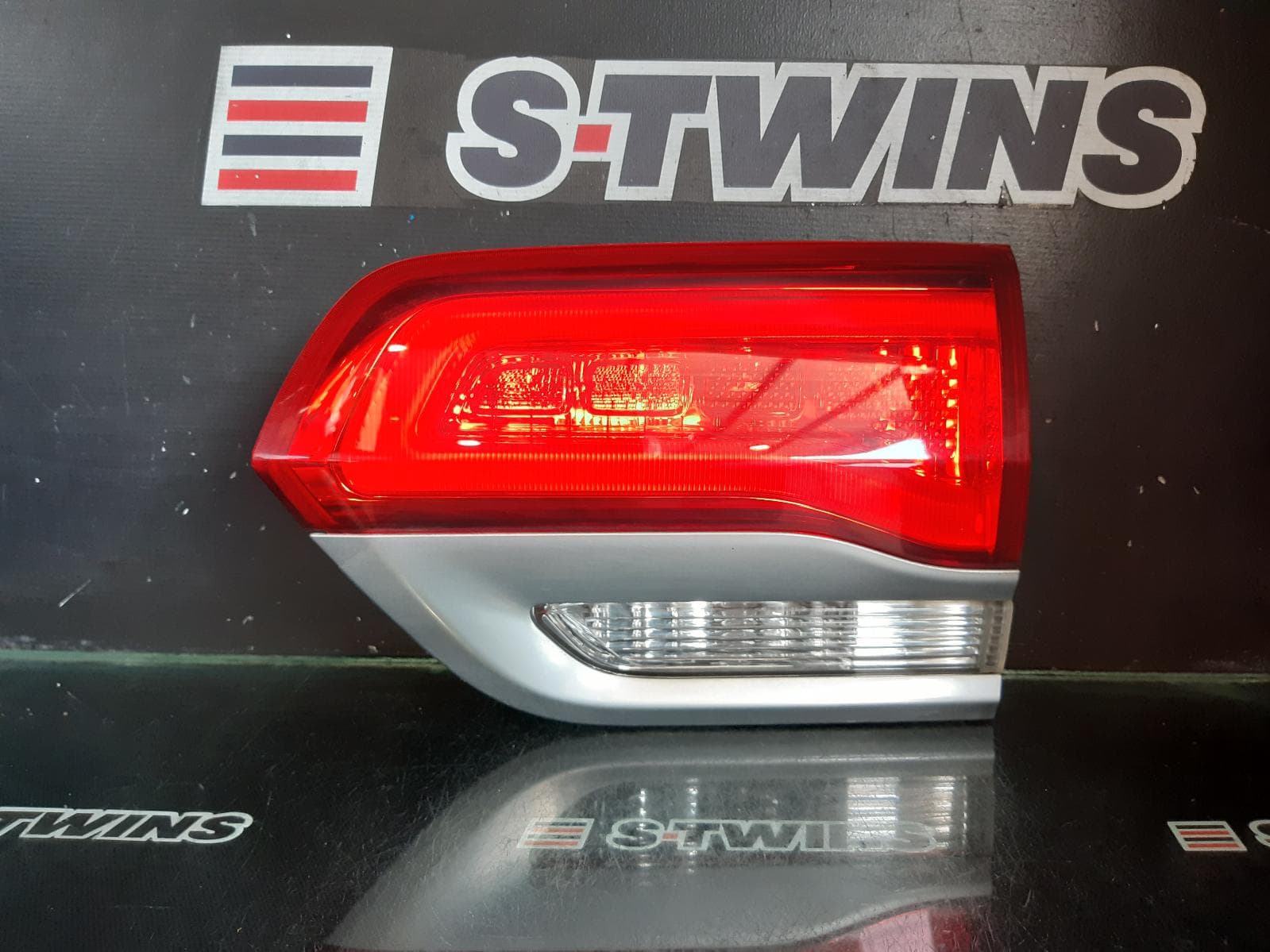 Used auto part listing image: 2015 JEEP GRANDCHEROKEE REAR GARNISH TAILGATE LAMP (RH SIDE), WK, SILVER BEZEL, 04/13-02/22 0000291285