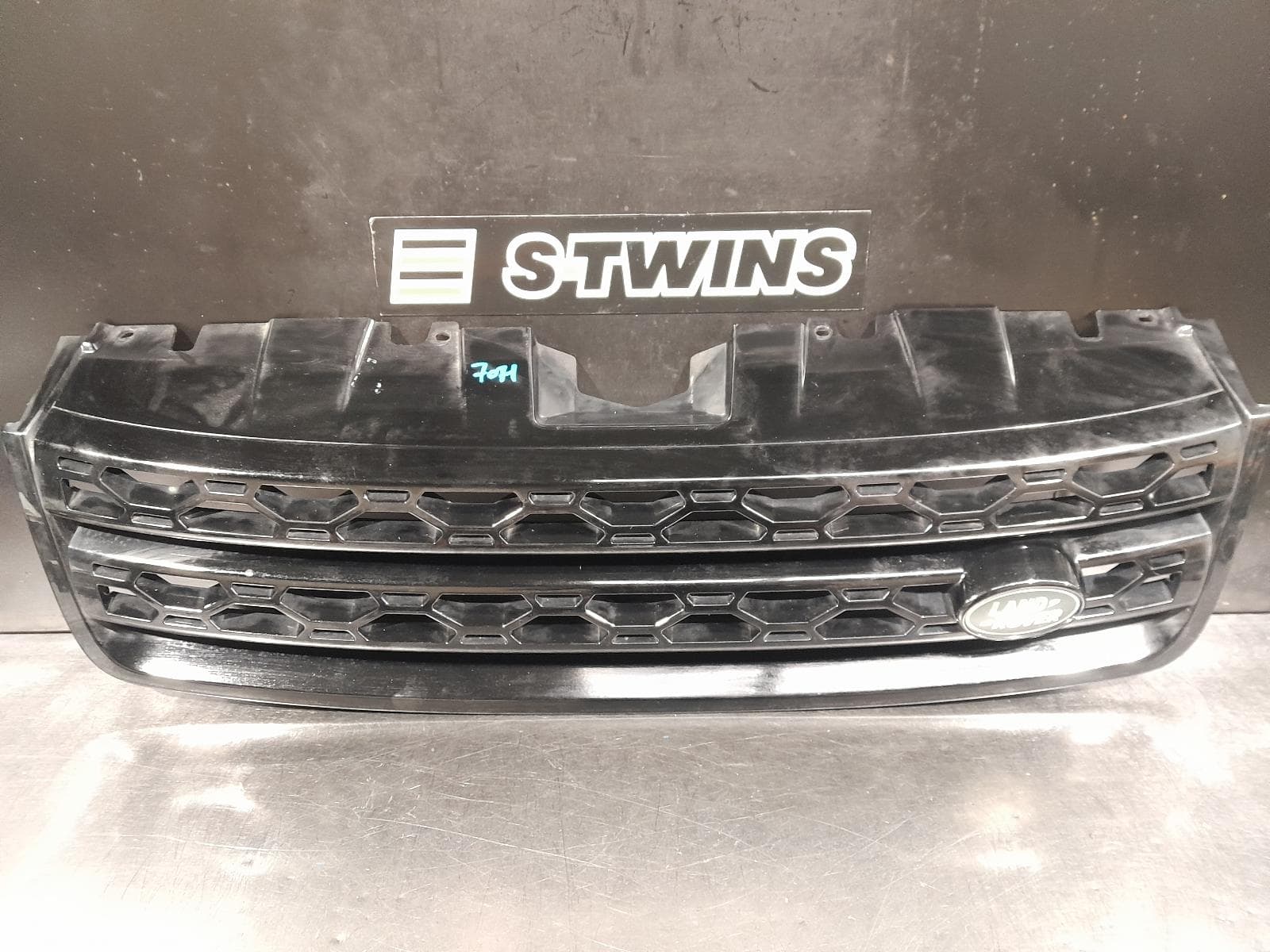Used auto part listing image: 2019 LAND ROVER DISCOVERY SPORT GRILLE RADIATOR GRILLE, L550, BLACK, 07/19- 0000286189