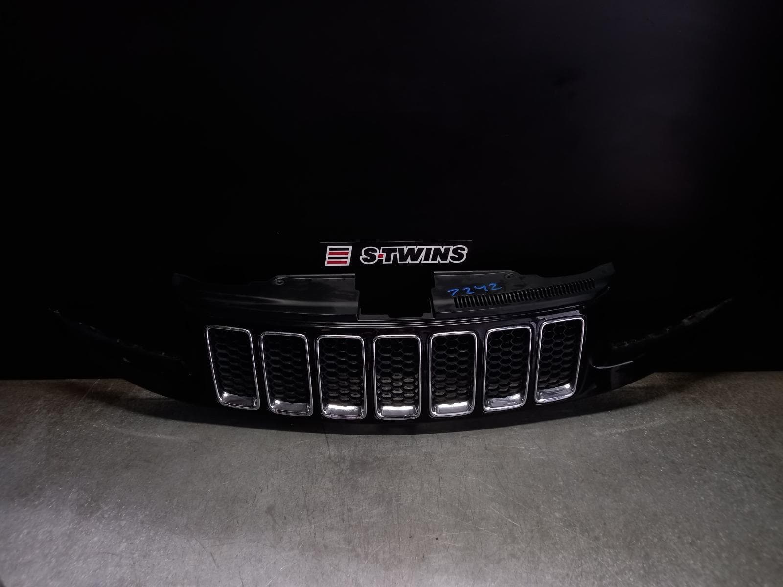 Used auto part listing image: 2015 JEEP GRANDCHEROKEE GRILLE RADIATOR GRILLE, WK, SRT/OVERLAND, 04/13-09/16 0000292071