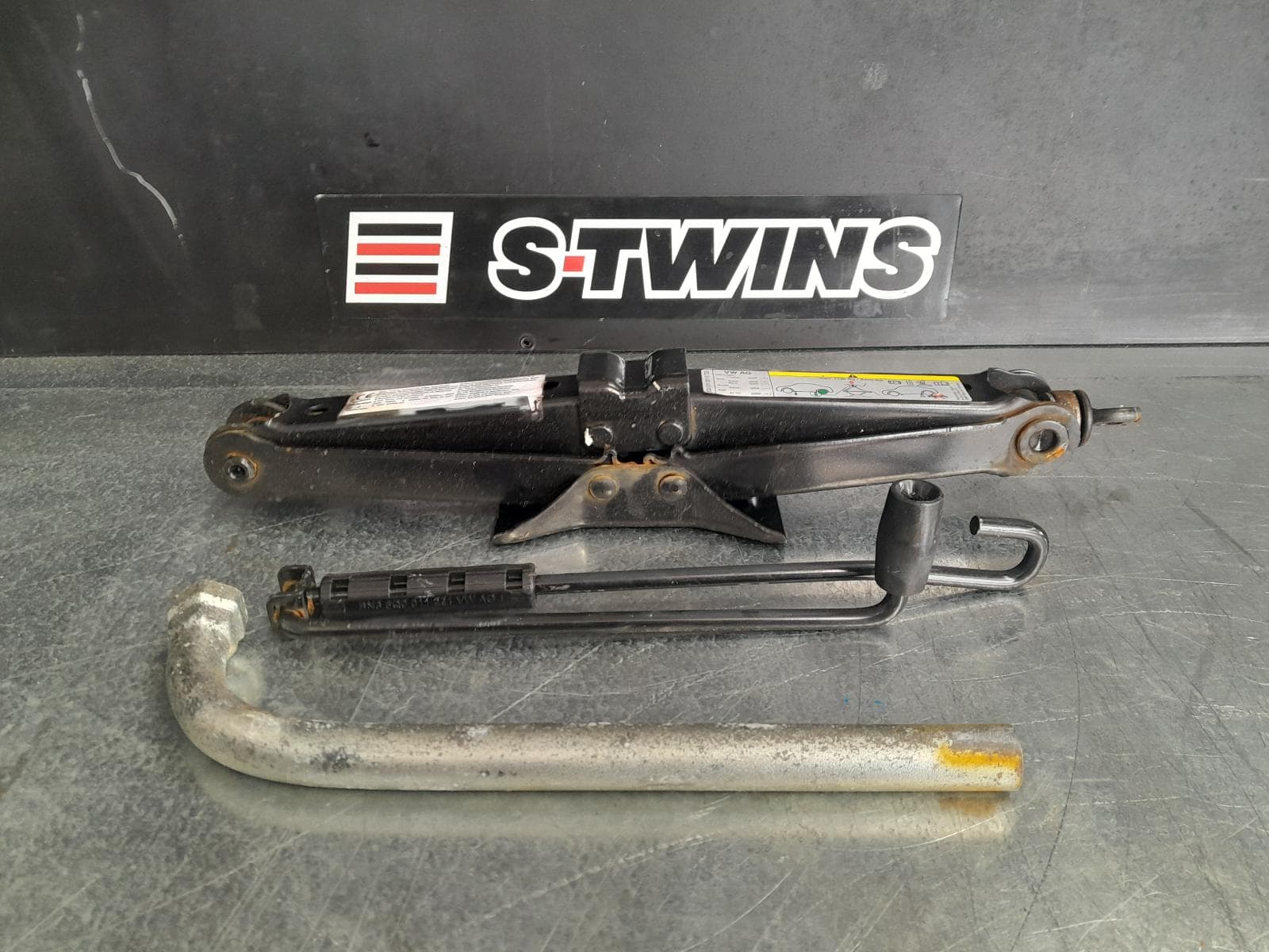 Used auto part listing image: 2019 SKODA KAROQ JACK TOOL KIT NU, 04/18- 0000314108