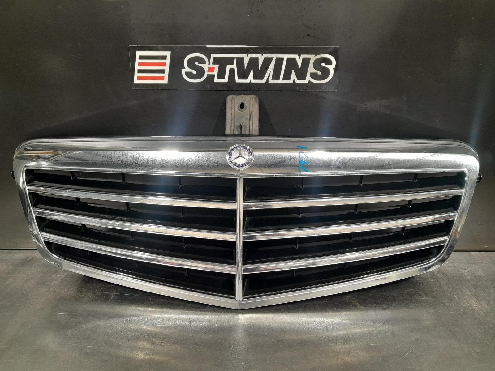 Used auto part listing image: 2010 MERCEDES E CLASS GRILLE RADIATOR GRILLE, W212/S212, SEDAN/WAGON, AVANTGARDE, CHROME (3 INTERNAL LOUVRES), 07/09-05/13 0000306822