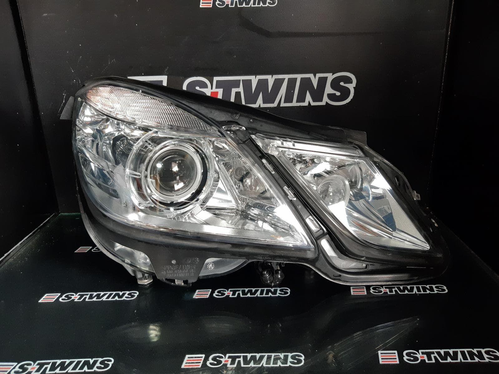 Used auto part listing image: 2010 MERCEDES E CLASS RIGHT HEADLAMP W212/S212, XENON TYPE, 07/09-12/10 0000302568