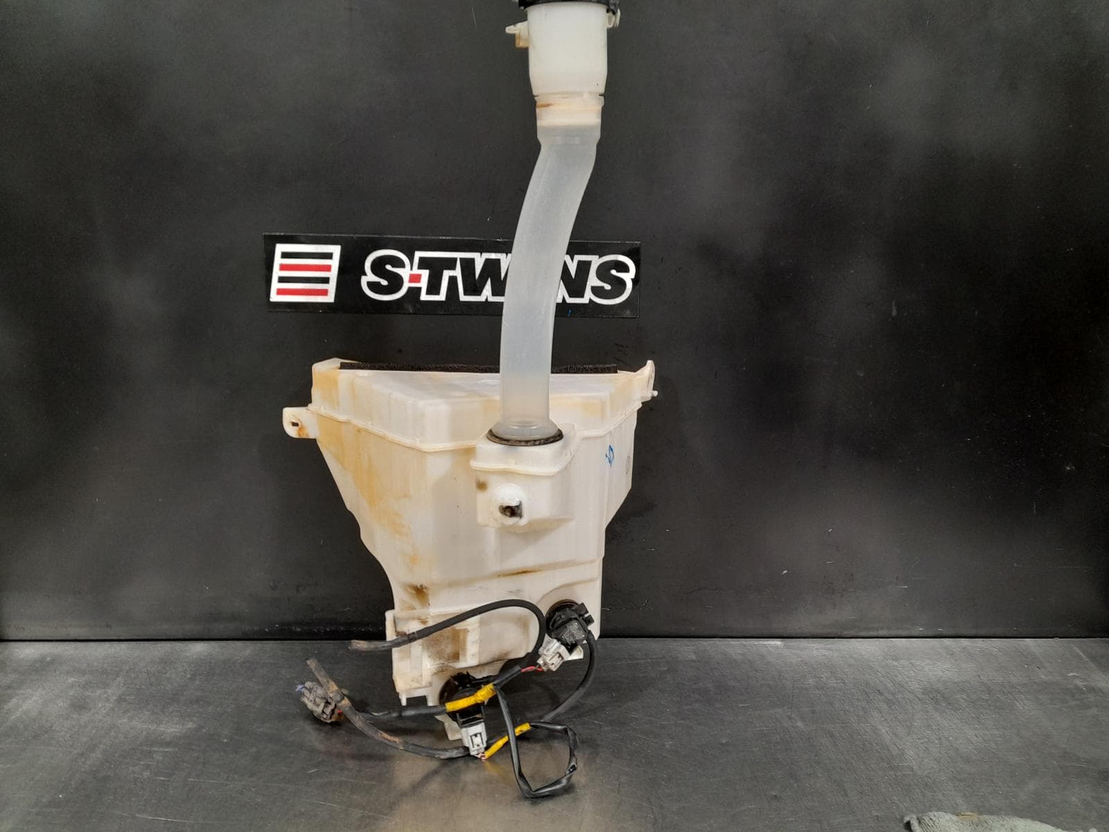Used auto part listing image: 2012 TOYOTA PRADO WASHER BOTTLE 150 SERIES, NON H/LAMP WASHER TYPE, 08/09- 0000301077