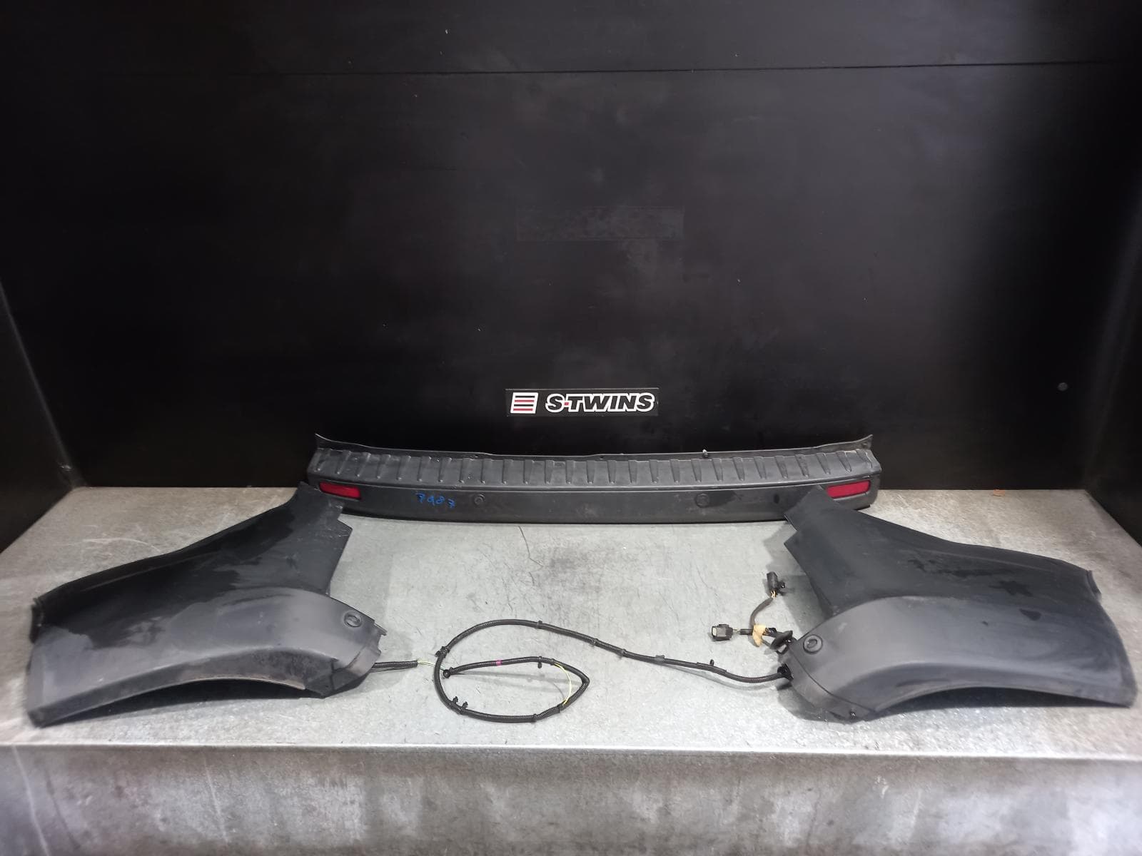 Used auto part listing image: 2018 FORD TRANSIT CUSTOM REAR BUMPER BUMPER BAR (3 PIECE), VN, NON SPORT, BLACK, 01/18- 0000302773