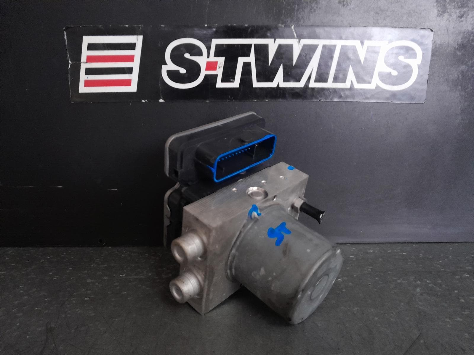 Used auto part listing image: 2021 LDV DELIVER 9 ABS PUMP MODULATOR DIESEL, 2.0, P/N C00323119, 07/20- 0000336857