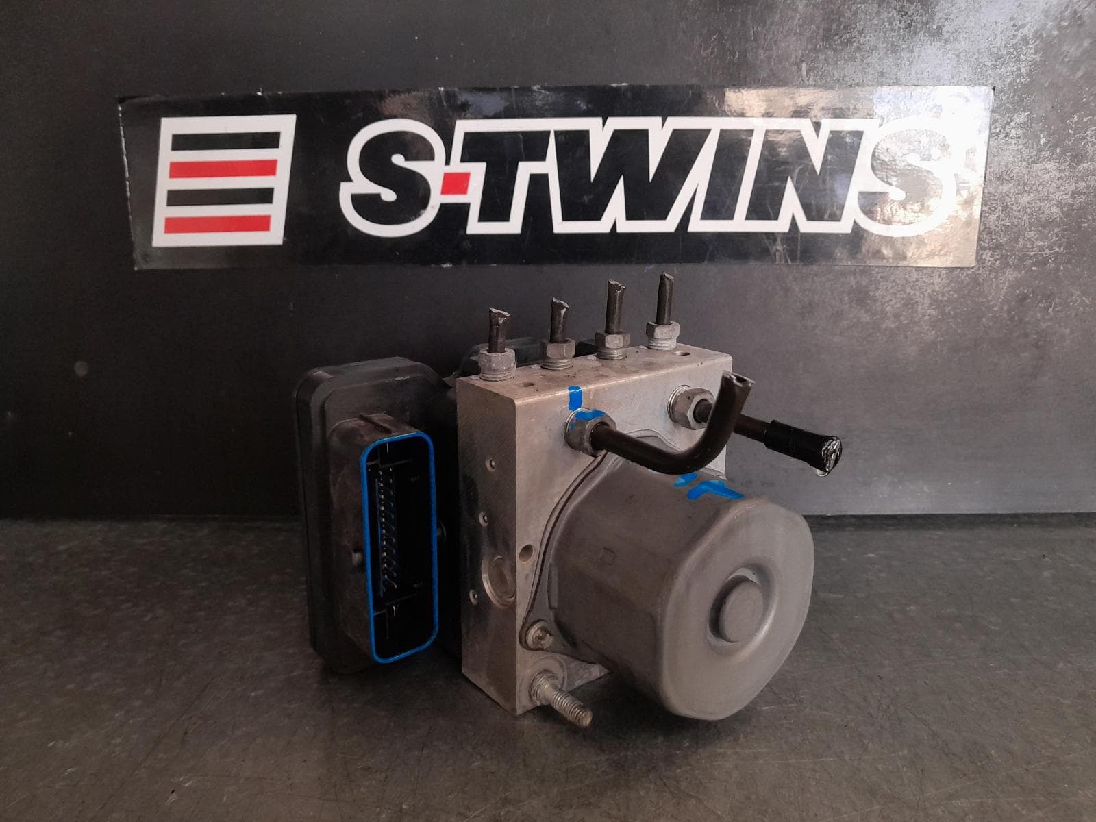 Used auto part listing image: 2016 TOYOTA AURION ABS PUMP MODULATOR GSV50R, P/N 4405006320, 02/12-08/17 0000321557