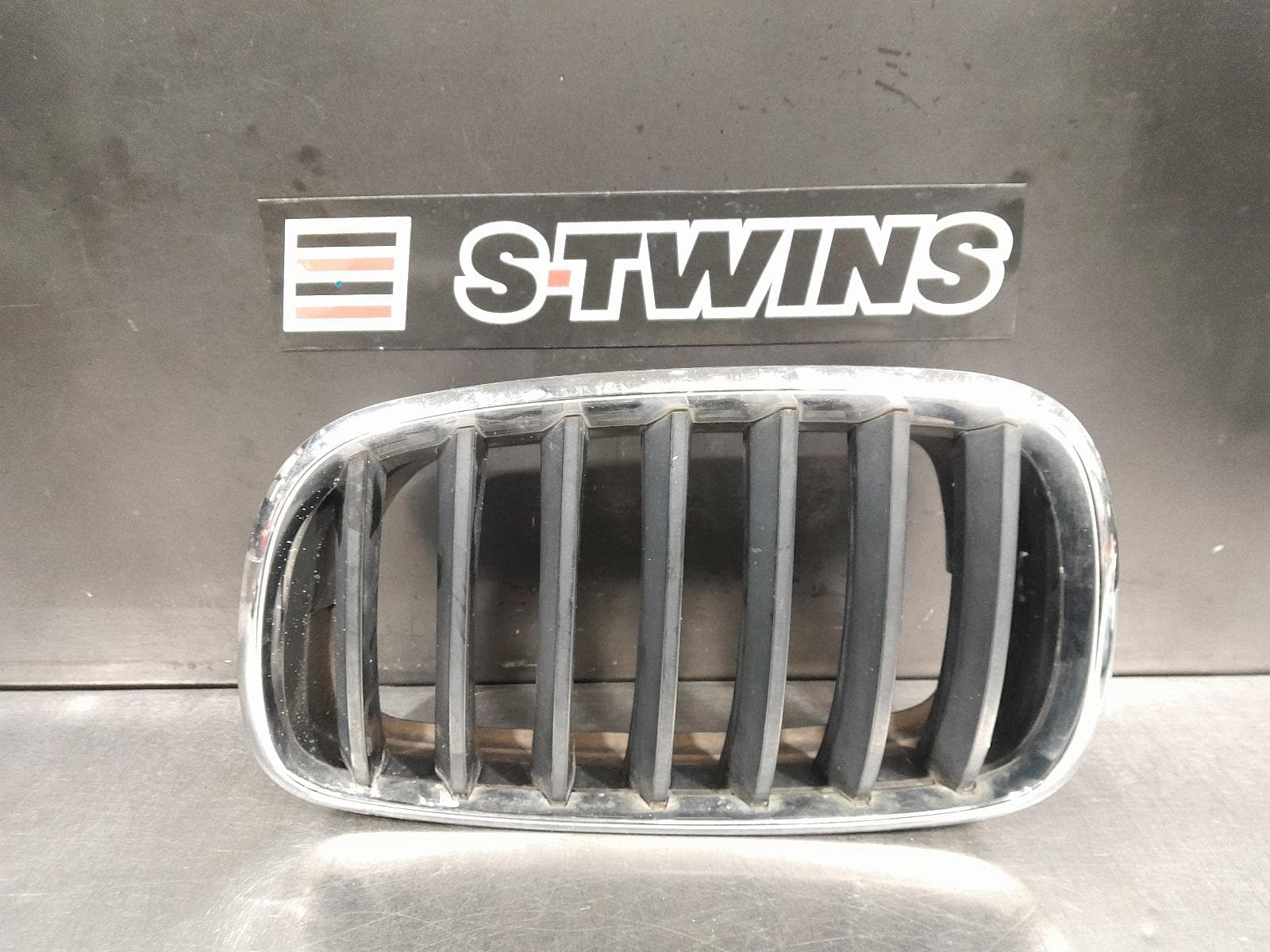 Used auto part listing image: 2011 BMW X6 GRILLE RADIATOR GRILLE (LH SIDE), BLACK STRIP, CHROME SURROUND, NON M TYPE, E71, 07/08-03/12 0000293383