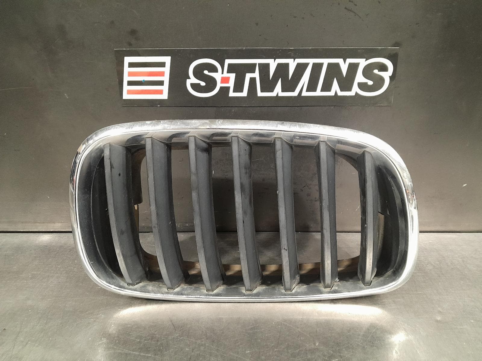 Used auto part listing image: 2011 BMW X6 GRILLE RADIATOR GRILLE (RH SIDE), BLACK STRIP, CHROME SURROUND, NON M TYPE, E71, 07/08-03/12 0000293382