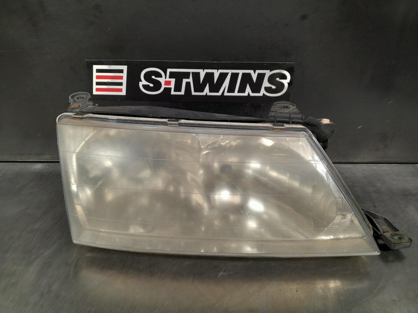 Used auto part listing image: 2000 TOYOTA AVALON RIGHT HEADLAMP MCX10R, HELLA LENS# 07-29, 07/00-09/03 0000296046