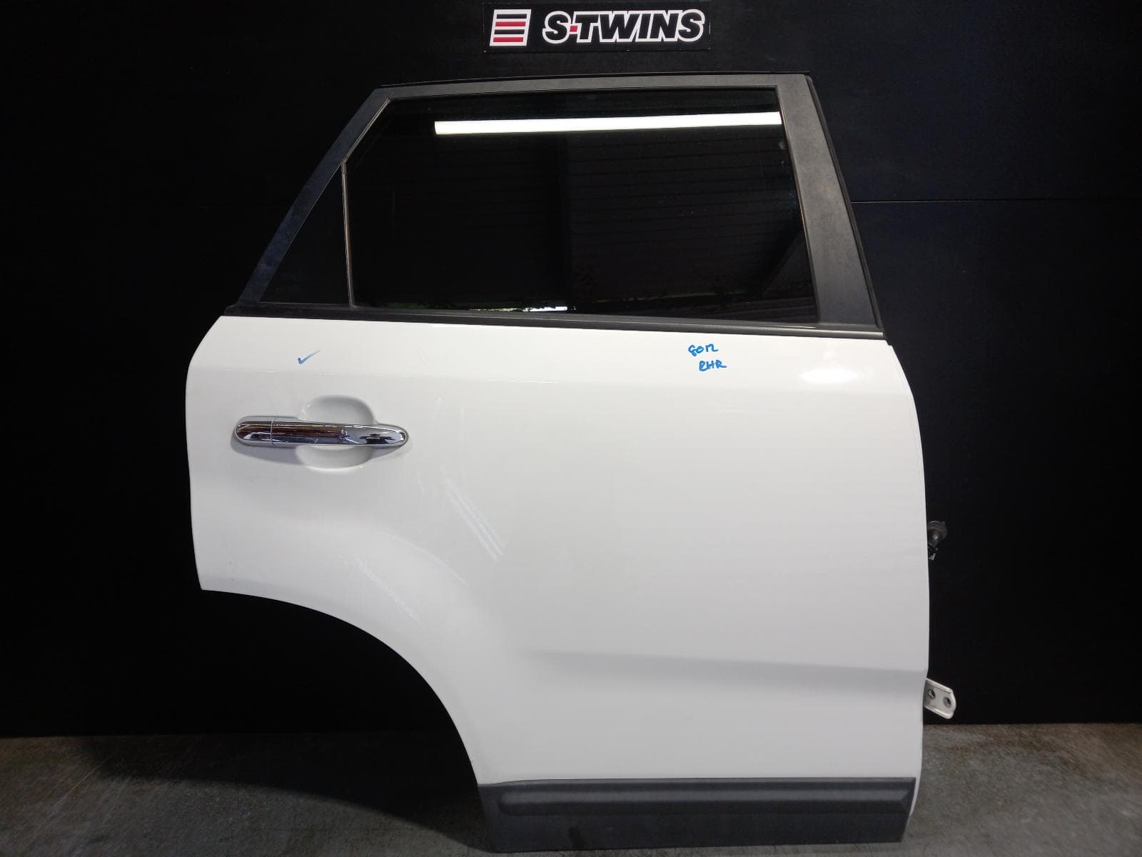Used auto part listing image: 2013 KIA SORENTO RIGHT REAR DOOR SLIDING XM, W/ CURTAIN TYPE, 10/09-12/14 0000304344