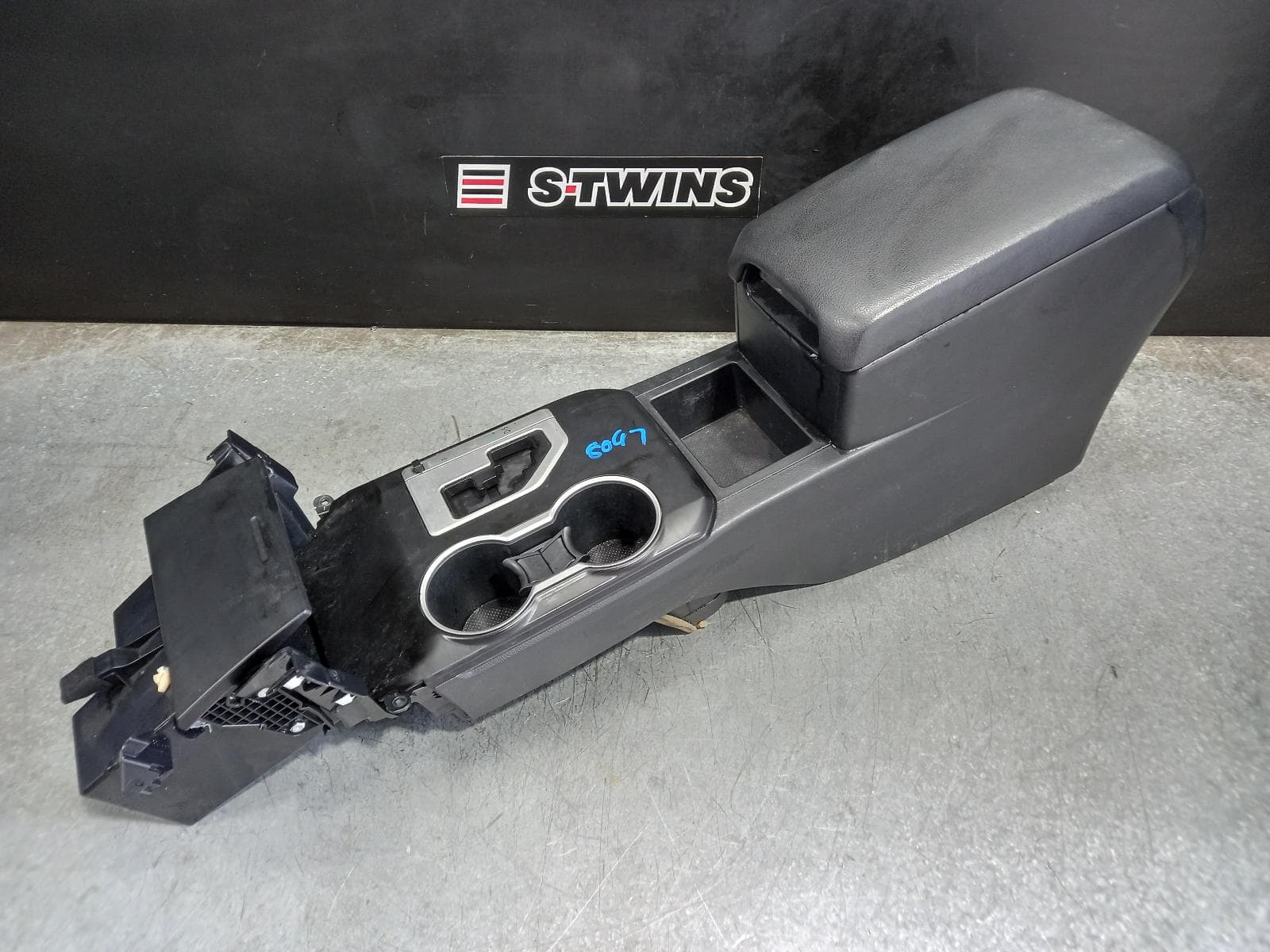Used auto part listing image: 2013 TOYOTA CAMRY CONSOLE ASV50/AVV50, BLACK TRIM TYPE, 12/11-10/17 0000304646