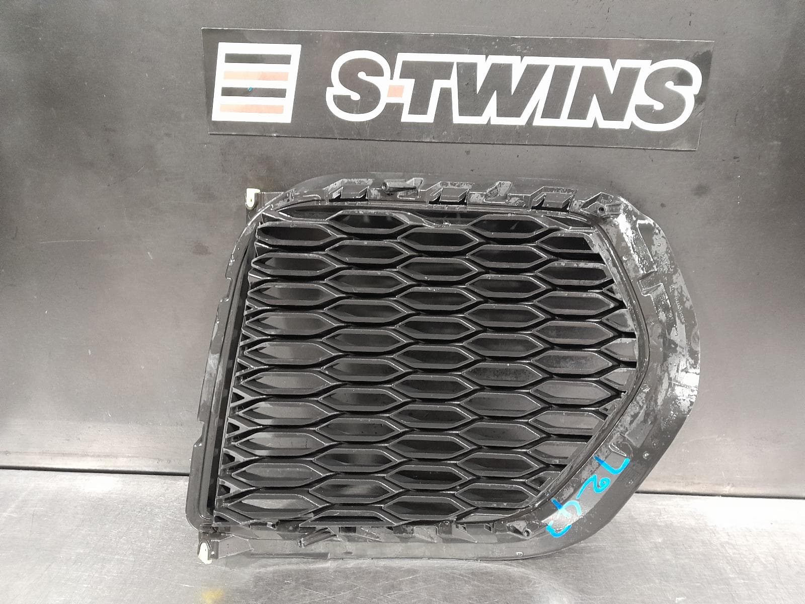 Used auto part listing image: 2018 JAGUAR E PACE GRILLE BUMPER GRILLE (LH SIDE), X540, R-DYNAMIC, 11/17-09/20 0000296231