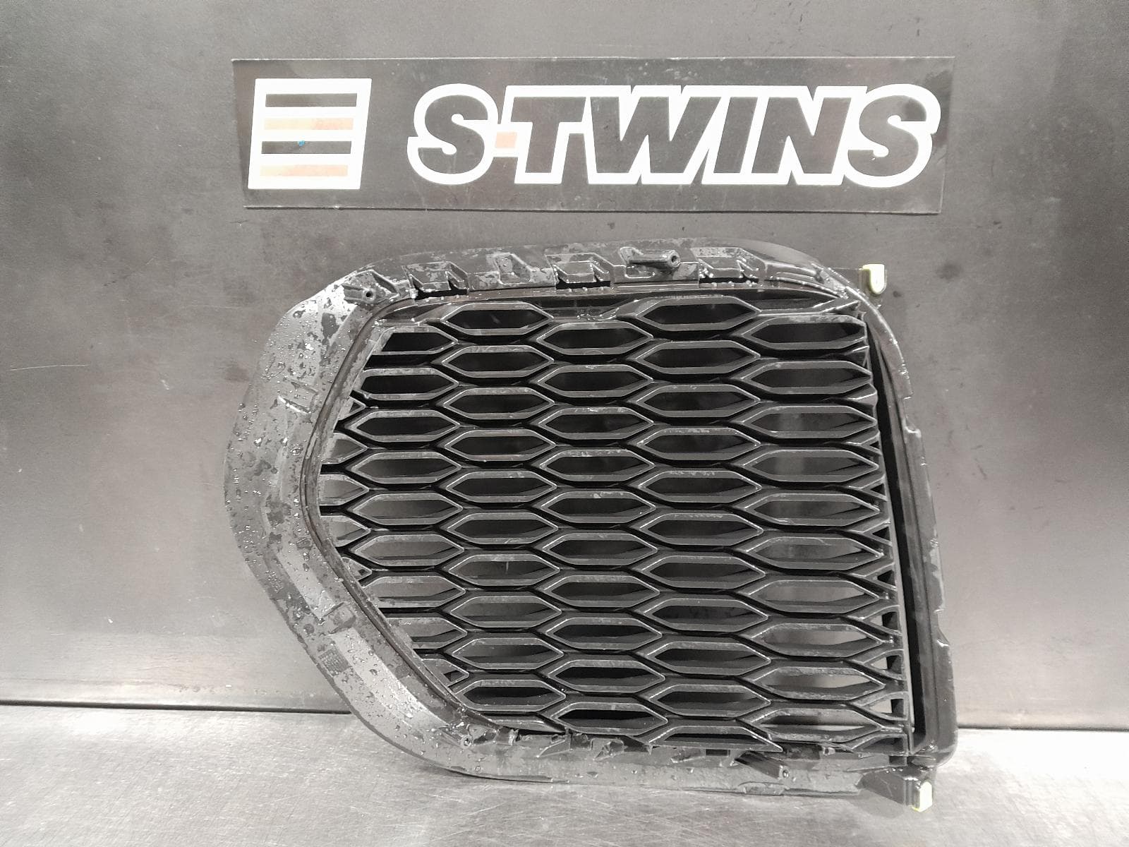 Used auto part listing image: 2018 JAGUAR E PACE GRILLE BUMPER GRILLE (RH SIDE), X540, R-DYNAMIC, 11/17-09/20 0000296232