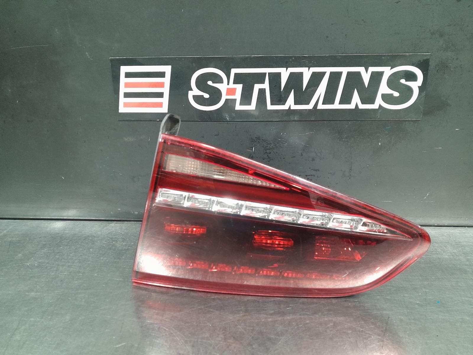 Used auto part listing image: 2017 VOLKSWAGEN GOLF REAR GARNISH TAILGATE LAMP (RH SIDE), GEN 7, R, 12/12-03/17 0000297397