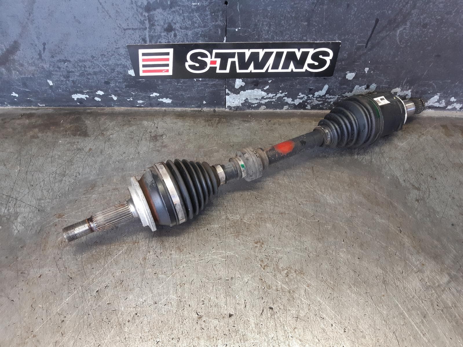 Used auto part listing image: 2017 TOYOTA RAV4 LEFT DRIVESHAFT FRONT, AUTO T/M, PETROL, 2.0, ZSA42R, 12/12-12/18 0000298971