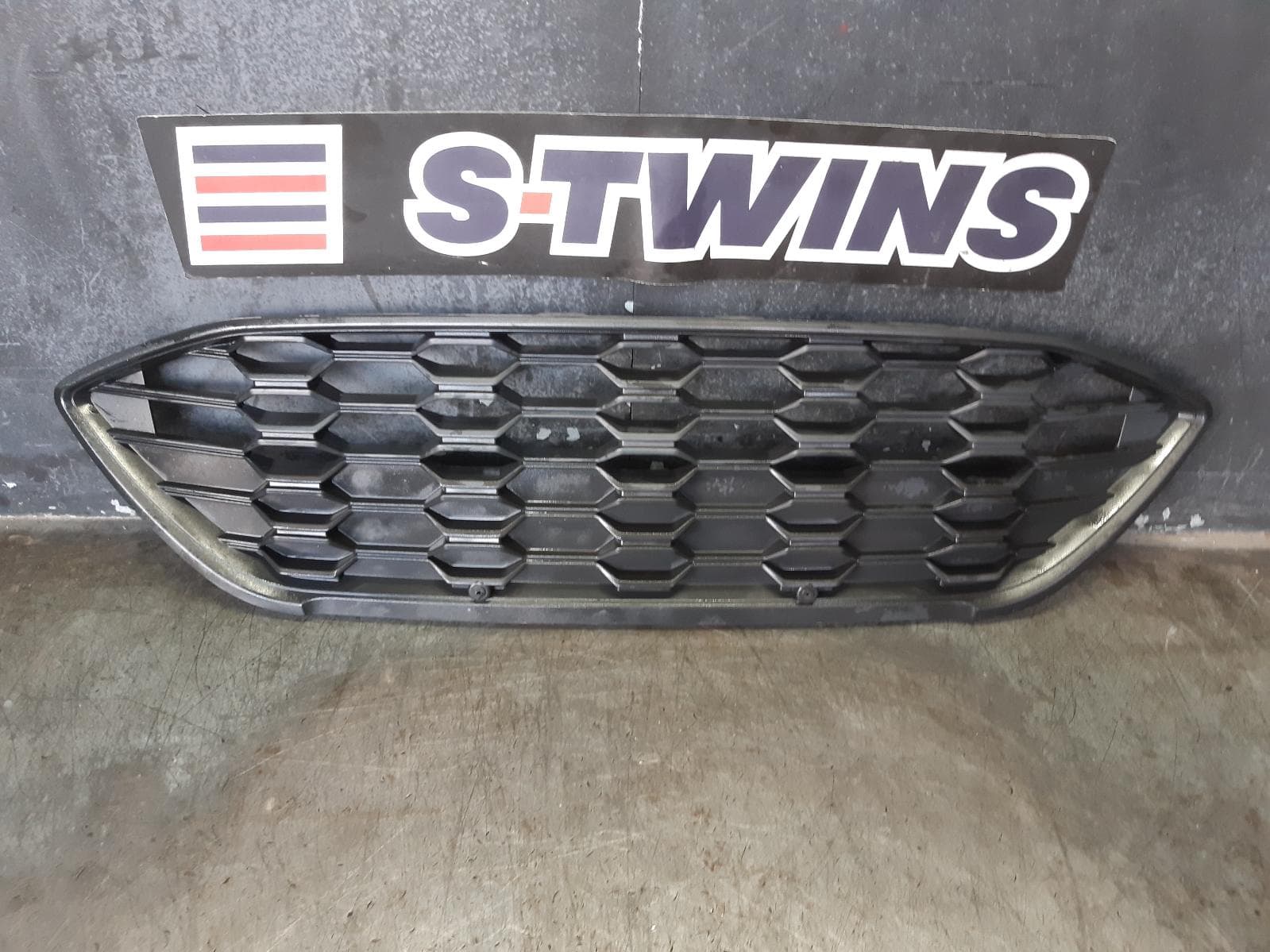 Used auto part listing image: 2019 FORD FOCUS GRILLE RADIATOR GRILLE, SA, ST-LINE, HONEYCOMB, 10/18-10/22 0000299116