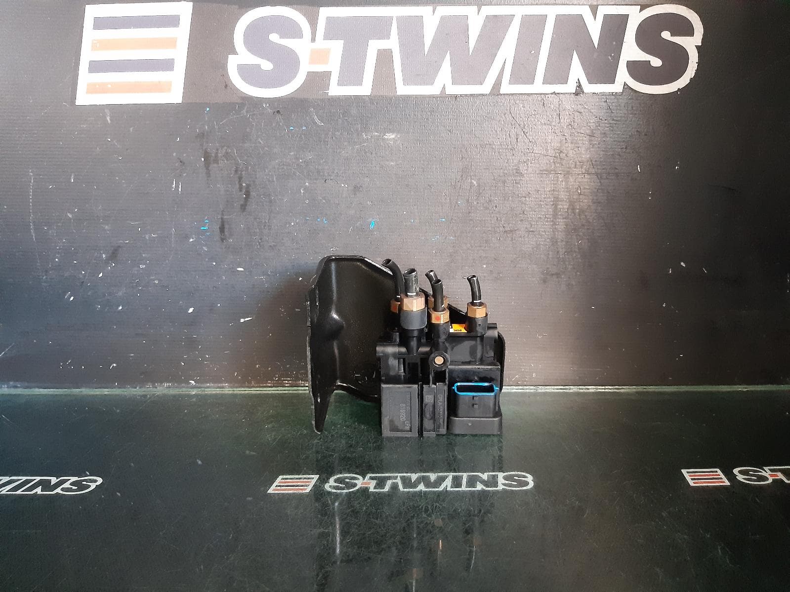Used auto part listing image: 2017 LAND ROVER RANGEROVER VELAR AIR RIDE COMPRESSOR AIR SUSPENSION VALVE BLOCK (REAR), L560, 05/17- 0000299545