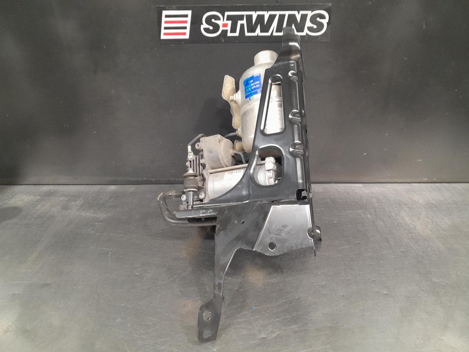 Used auto part listing image: 2019 VOLVO XC90 AIR RIDE COMPRESSOR Mk2, 04/15- 0000300581