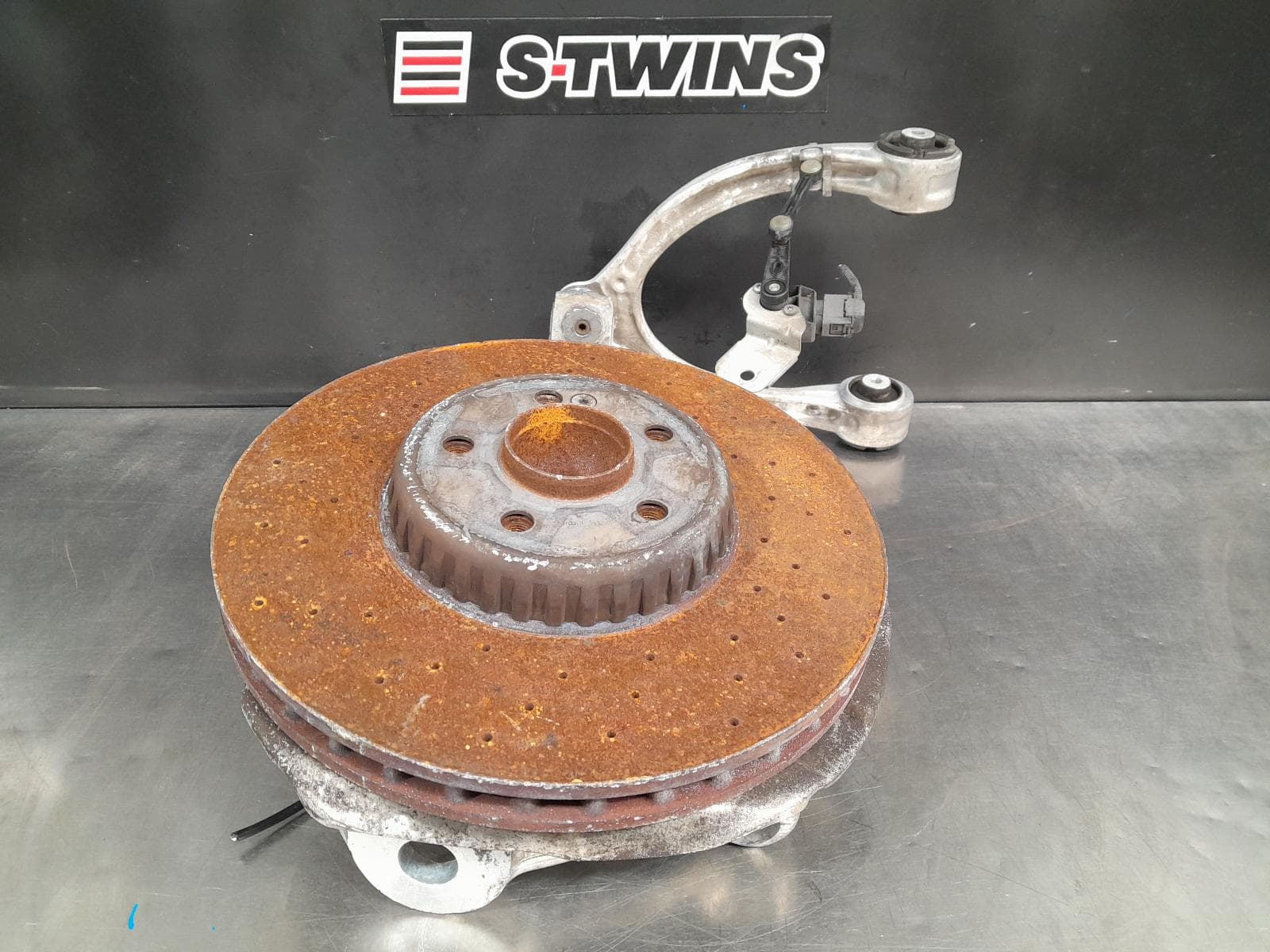 Used auto part listing image: 2017 MERCEDES E CLASS RIGHT FRONT HUB ASSEMBLY W213, 05/16-05/23 0000301120