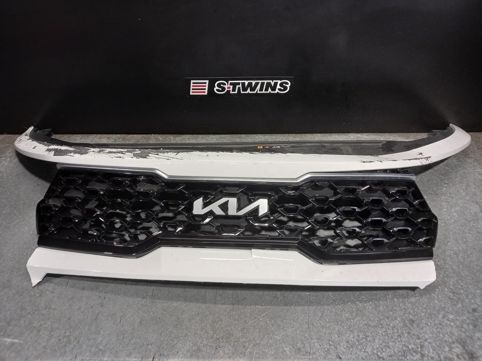 Used auto part listing image: 2022 KIA SORENTO GRILLE RADIATOR GRILLE, W/ NEW KIA EMBLEM, NON CAMERA TYPE, MQ4, 02/21-09/23 0000302083