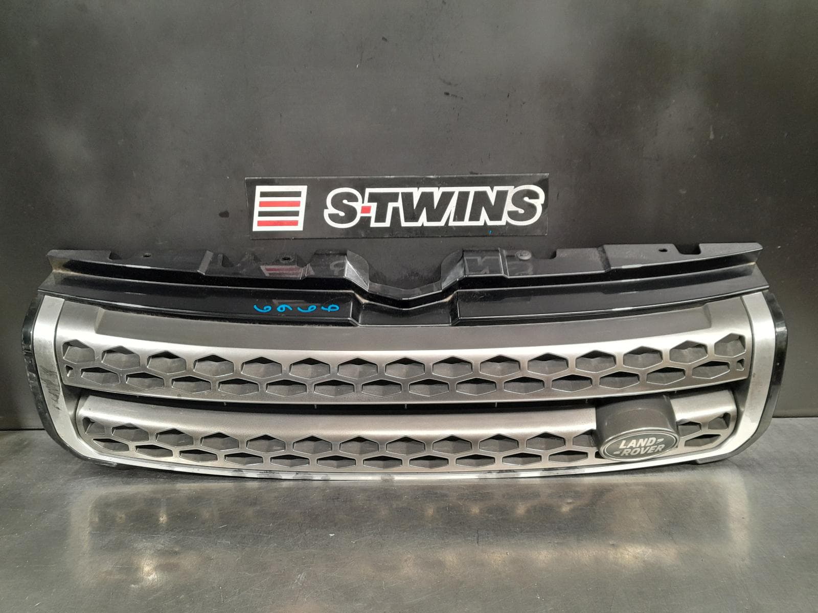 Used auto part listing image: 2016 LAND ROVER RANGE ROVER EVOQUE GRILLE RADIATOR GRILLE, L538, HSE, DARK ATLAS W/ ATLAS SURROUND, 07/15-01/19 0000302689