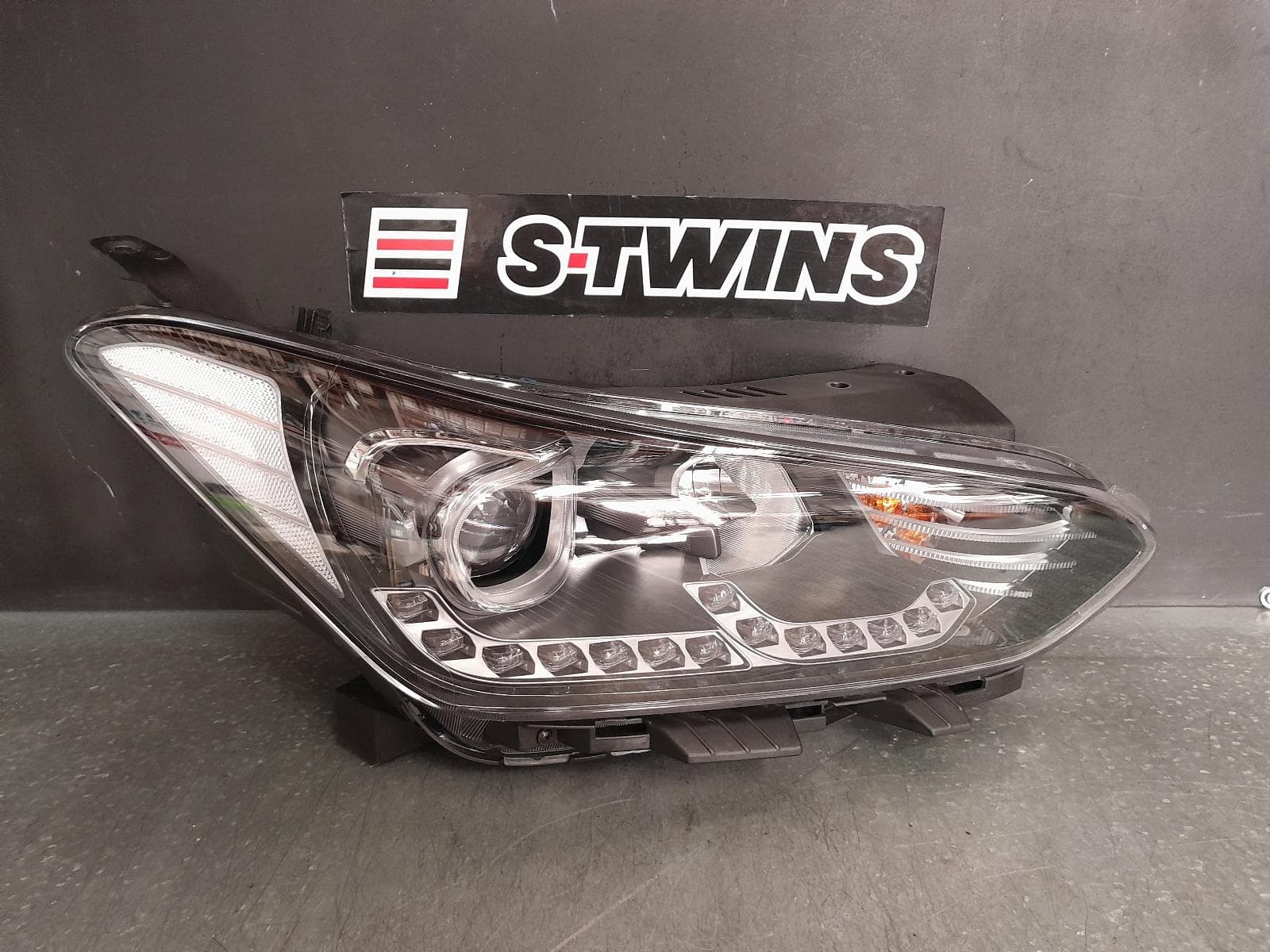 Used auto part listing image: 2020 HYUNDAI VELOSTER RIGHT HEADLAMP JS, LED TYPE, 06/19-07/21 0000325079