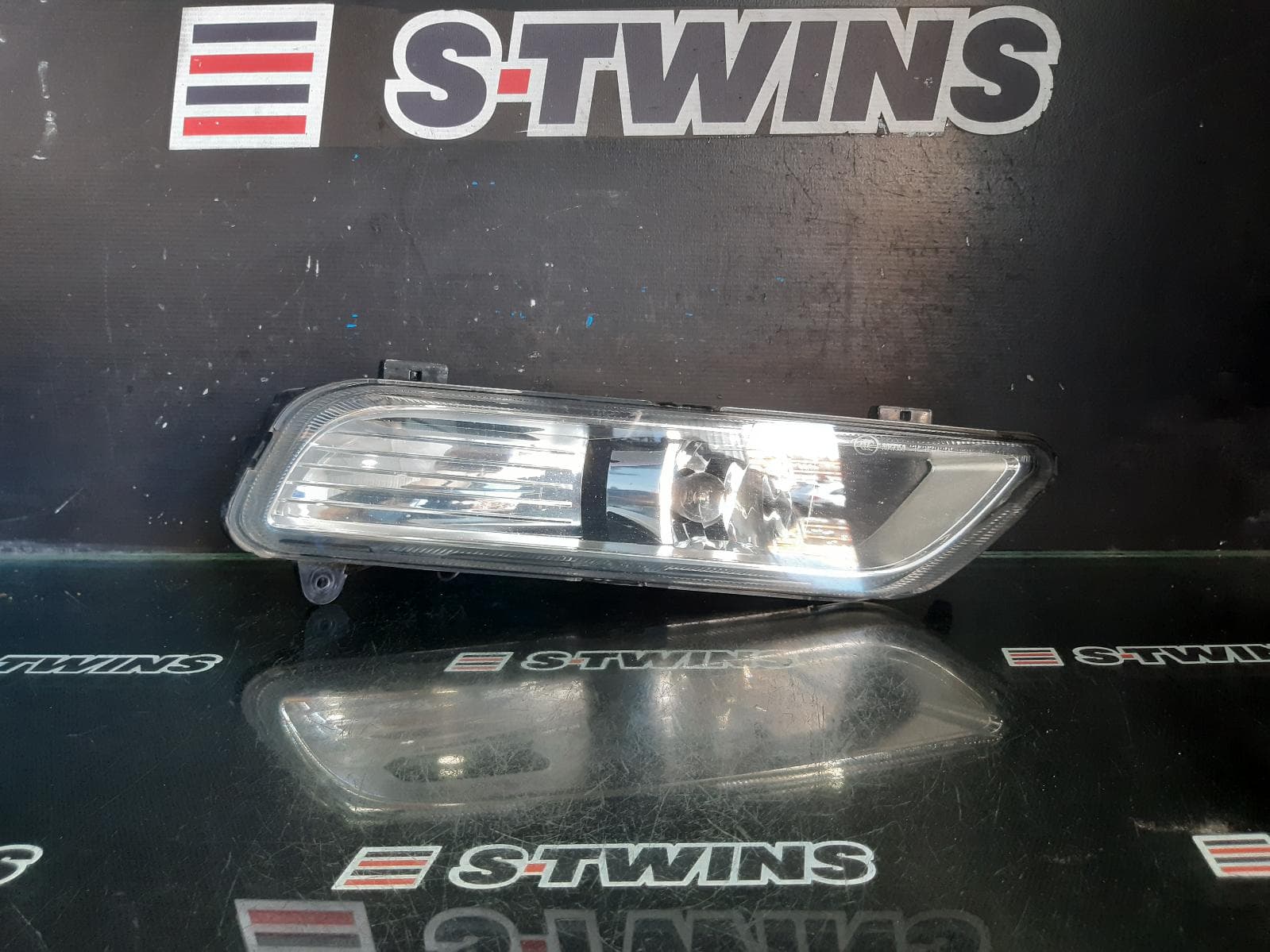 Used auto part listing image: 2014 VOLKSWAGEN PASSAT RIGHT INDICATOR FOG SIDE BUMPER FOGLAMP, 3C/MK6 B7, SEDAN/WAGON, NON DAYTIME RUNNING LAMP, 09/10-05/15 0000305092
