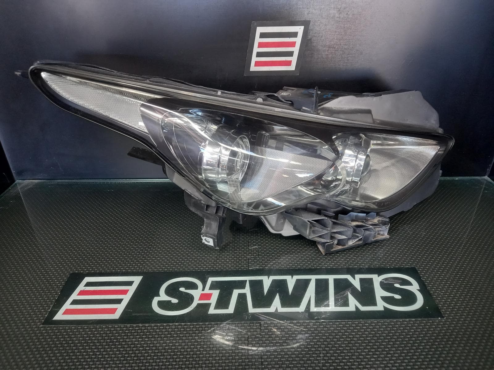 Used auto part listing image: 2013 INFINITI QX70 RIGHT HEADLAMP XENON, CHROME INSERT, S51, 10/13-12/19 0000339780