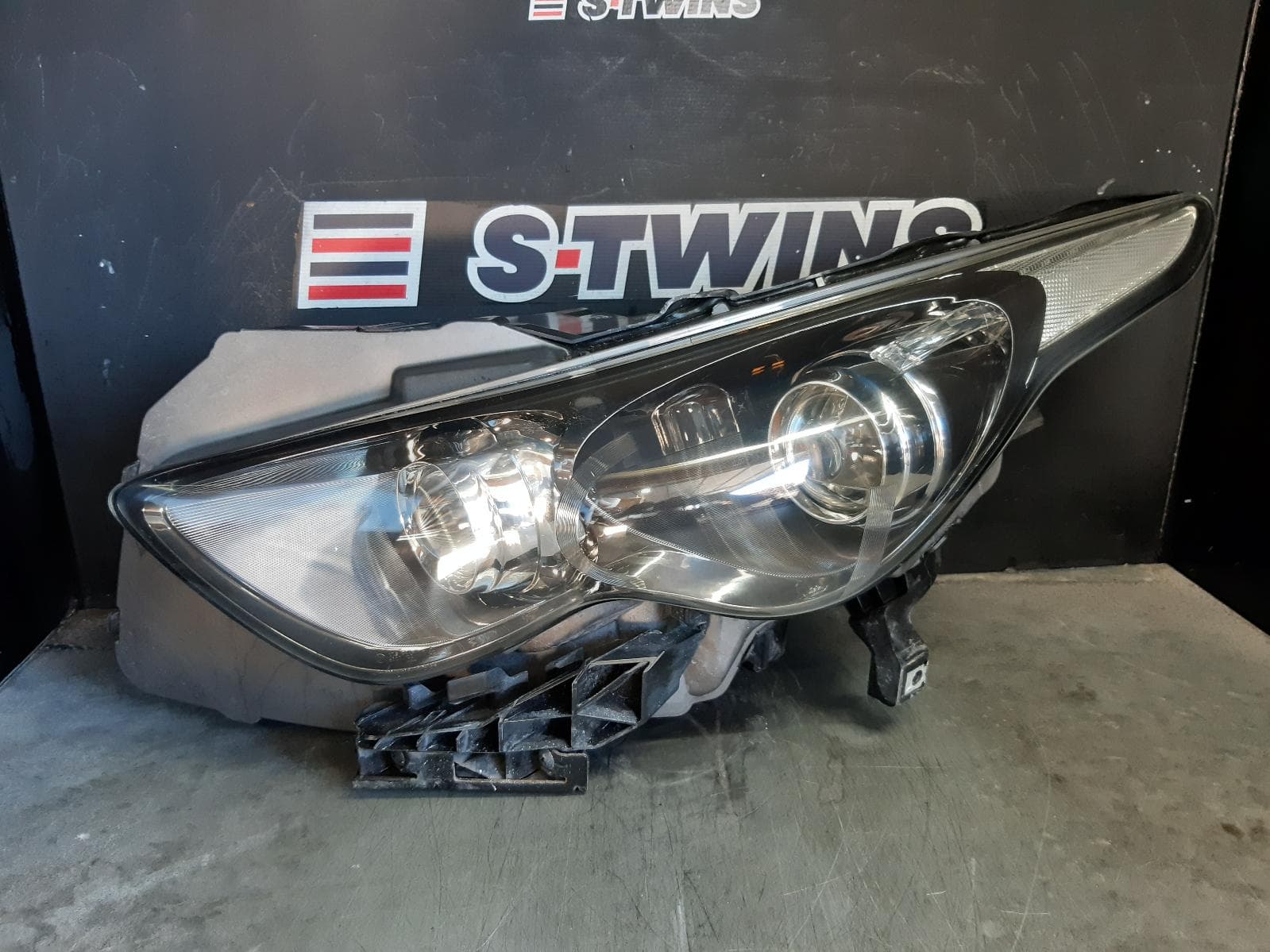 Used auto part listing image: 2013 INFINITI QX70 LEFT HEADLAMP XENON, CHROME INSERT, S51, 10/13-12/19 0000339224