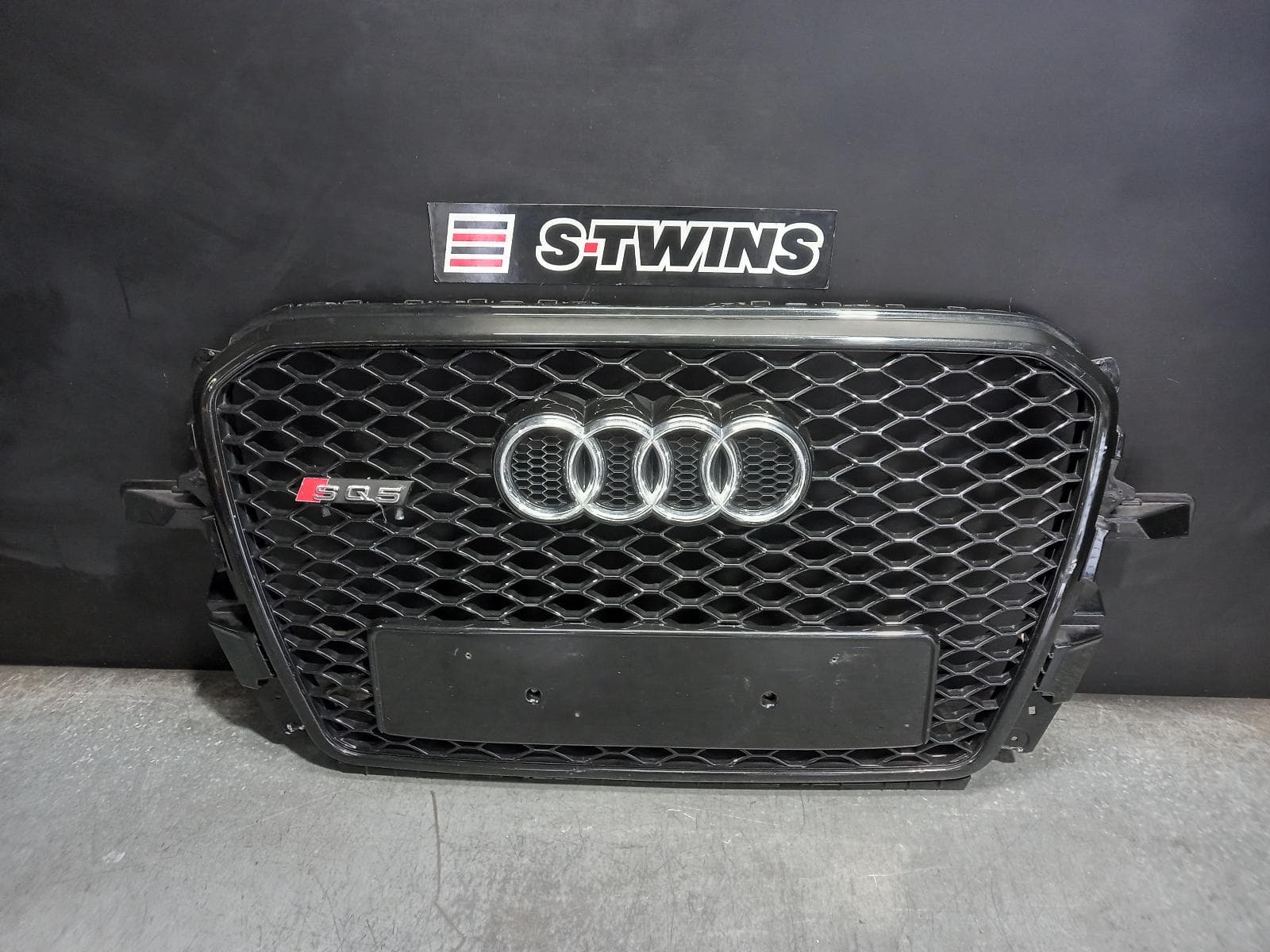 Used auto part listing image: 2015 AUDI Q5 GRILLE SQ5, RADIATOR GRILLE, 8R, 05/13-01/17 0000308410