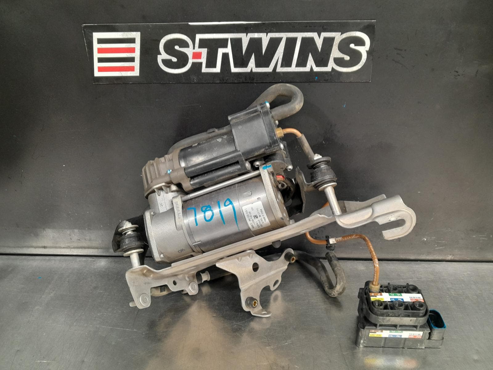 Used auto part listing image: 2018 MERCEDES E CLASS AIR RIDE COMPRESSOR AIR RIDE COMPRESSOR, W213, 05/16- 0000309030