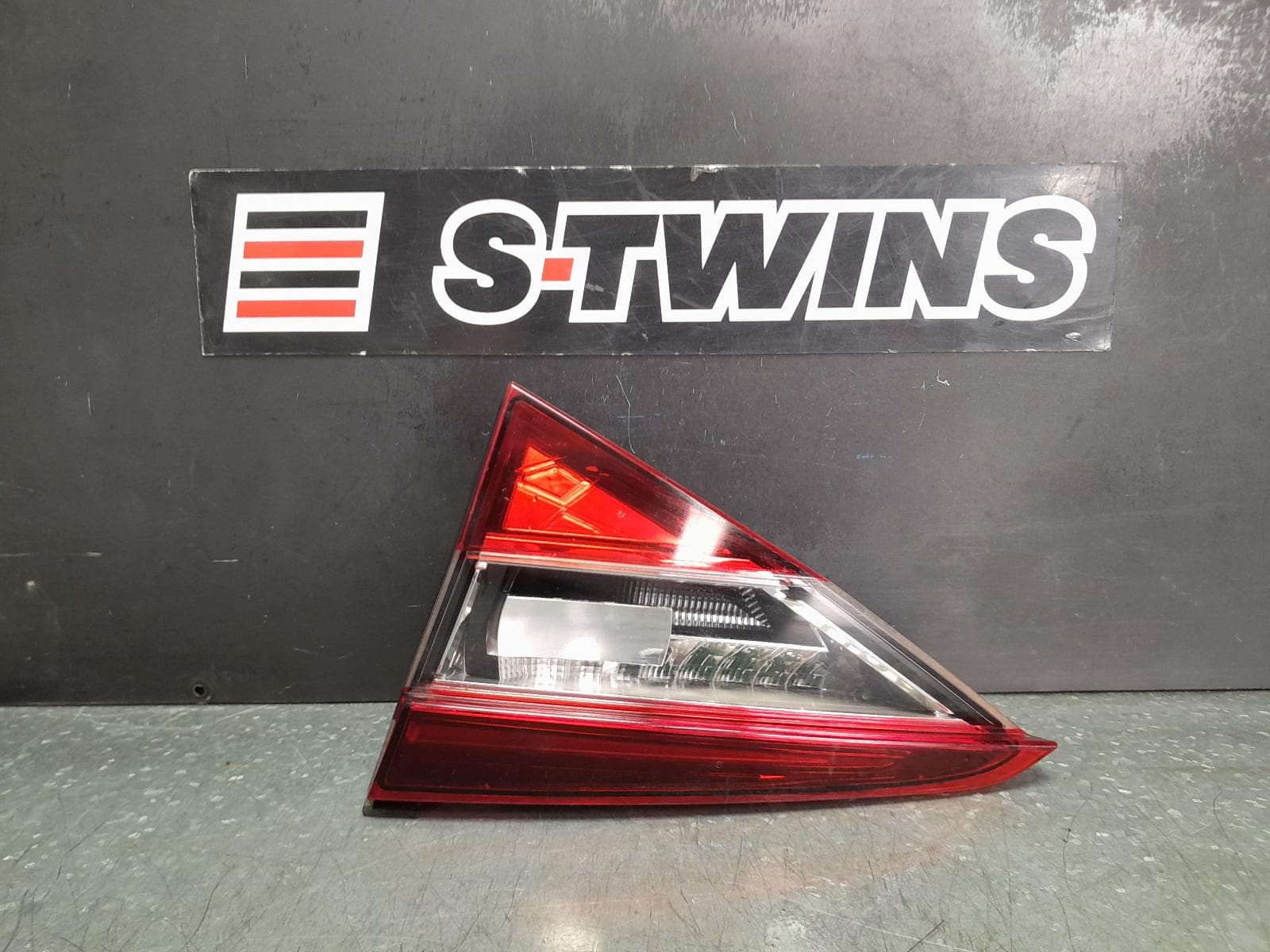 Used auto part listing image: 2017 SKODA SUPERB REAR GARNISH BOOTLID LAMP (RH SIDE), LIFTBACK/SEDAN, NP, 03/16-04/19 0000347715